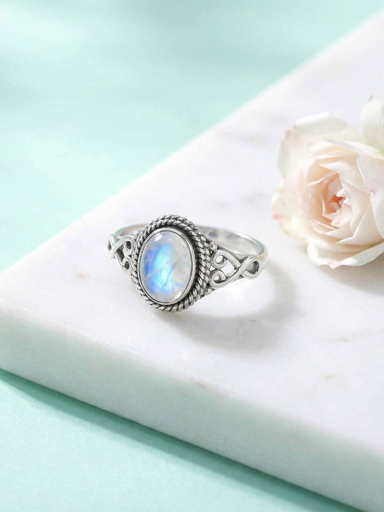 mantraroma Silberring BAGHIMI oval aus 925 Silber mit Regenbogen Mondstein (Ring mit Schmuckbeutel), Damenring aus 925er Silber