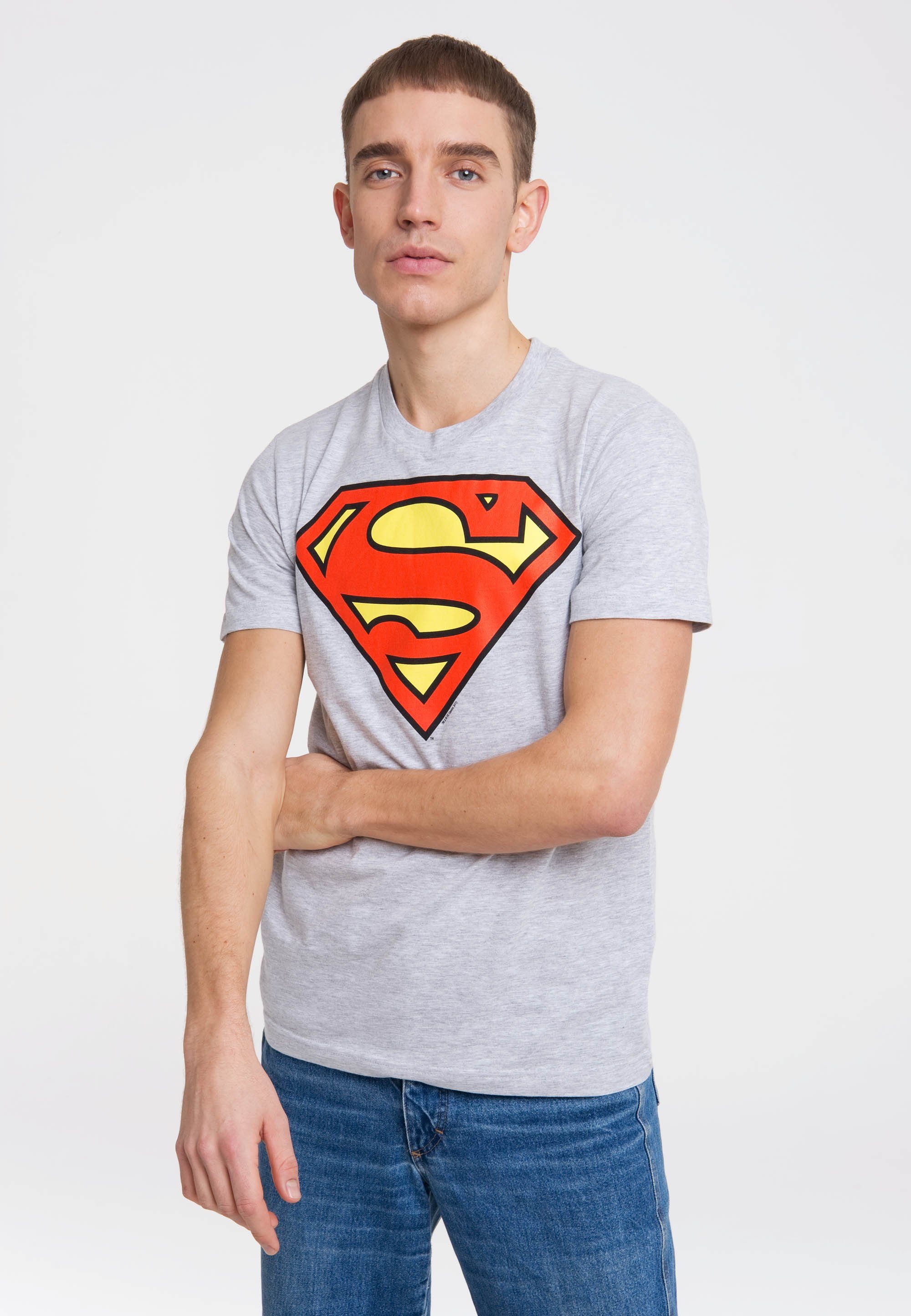 SUPERMAN Bequeme LOGO Rundhals-Ausschnitt T-Shirt Passform klassischem LOGOSHIRT dank mit Superhelden-Logo, -