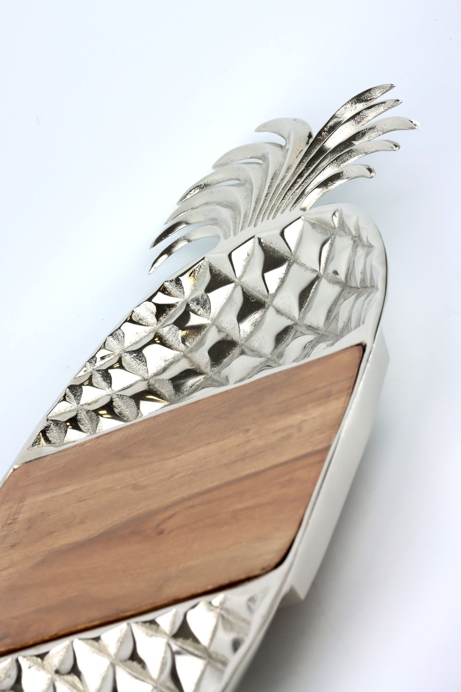 FURNARO Servierplatte, Aluminium vernickelt, Mangoholz, in Ananasform mit integriertem Holzbrett aus Mangoholz 63x26x6cm