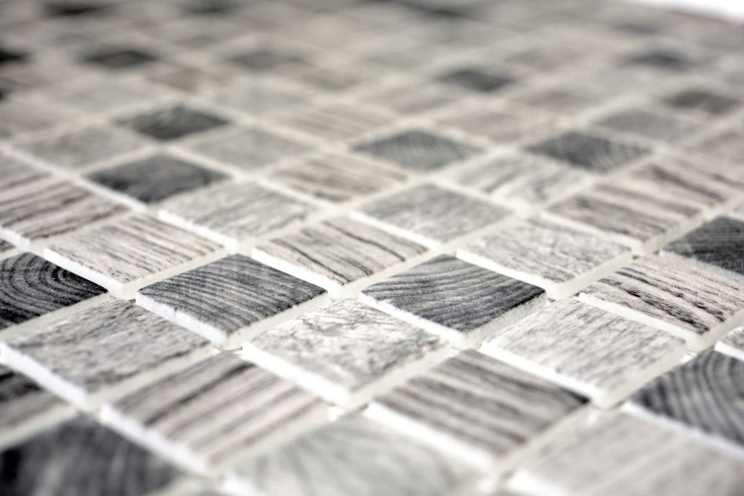 Wandbelag Nachhaltiger Mosani Glasmosaik Holzstruktur Recycling hellgrau Mosaikfliesen