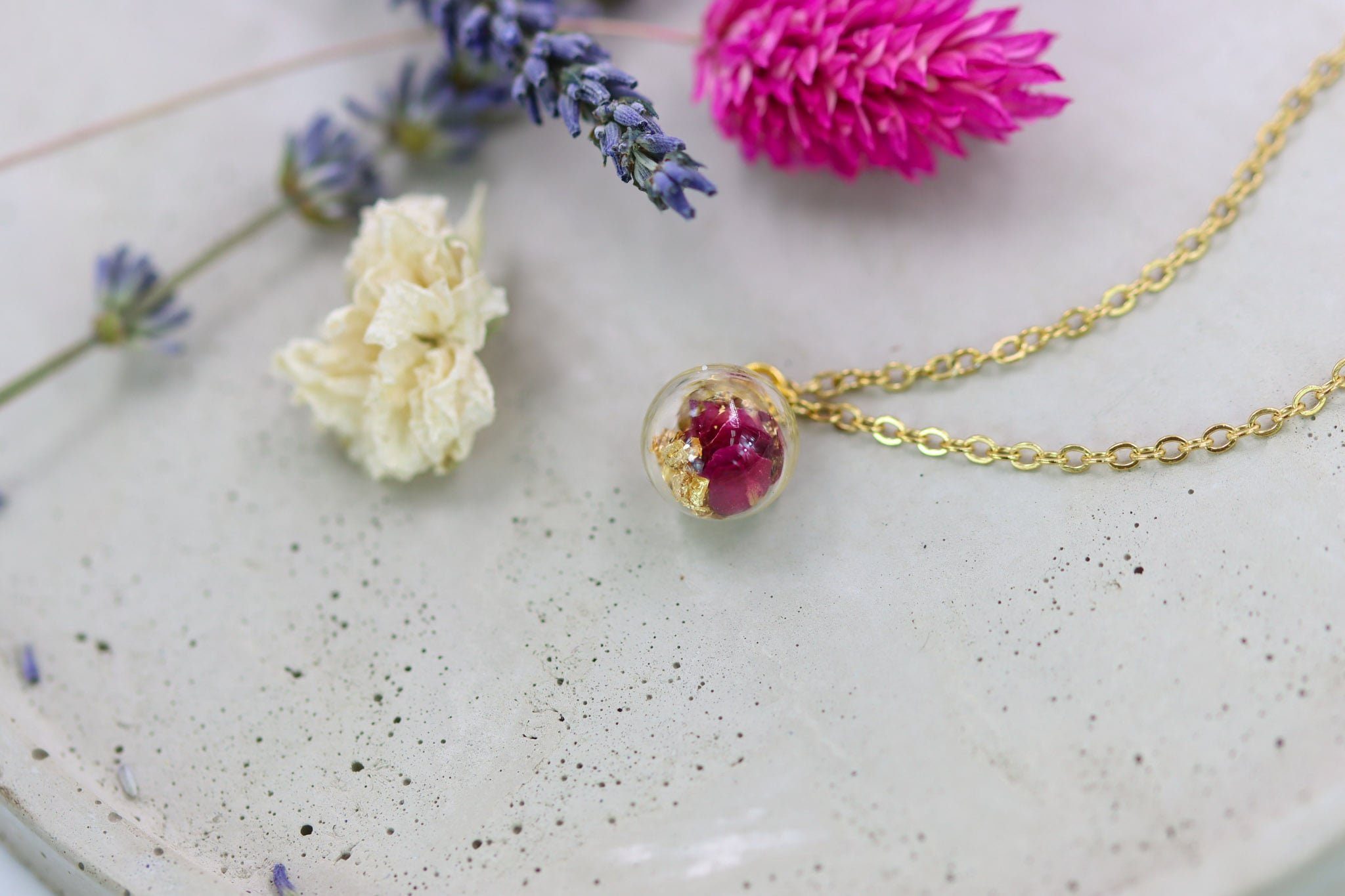 Gedankenwunder Manufaktur Blumenanhänger Glaskugel Rose & Blattgold Anhänger