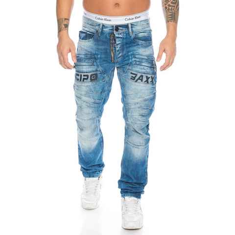 Cipo & Baxx Regular-fit-Jeans Herren Jeans Hose mit Big Label Lettern und Reißverschlüssen Kleine Abriebstellen in der Waschung, acht Vordertaschen
