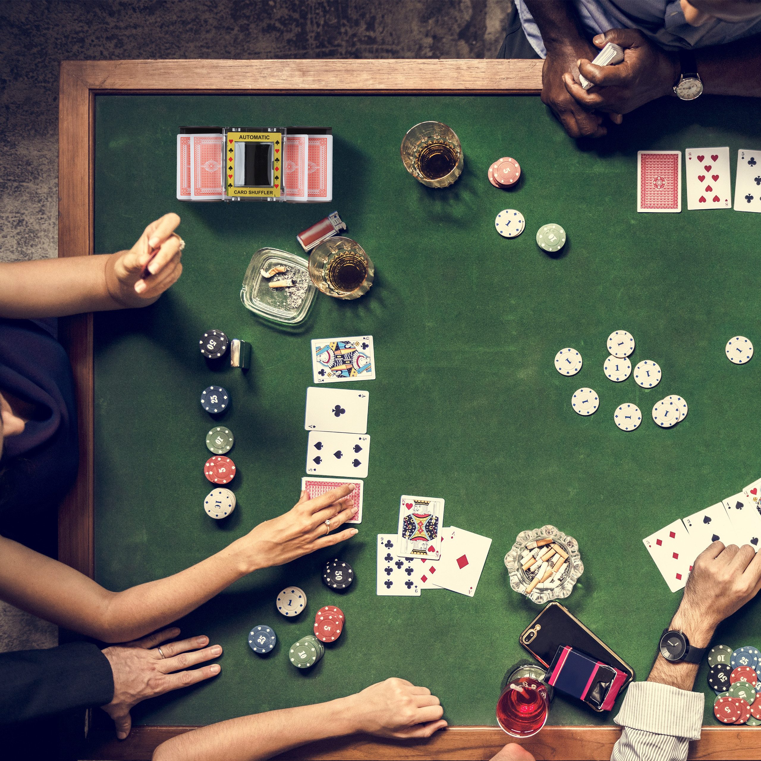 relaxdays Spiel Elektrische Kartenmischmaschine 6 Decks, Familienspiel