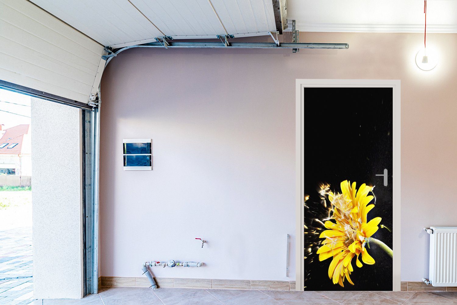 Türaufkleber, MuchoWow für 75x205 Gerbera-Blüte abgebildet, Eine auf Matt, Tür, bedruckt, Türtapete cm (1 schwarzem St), Hintergrund Fototapete orangefarbene