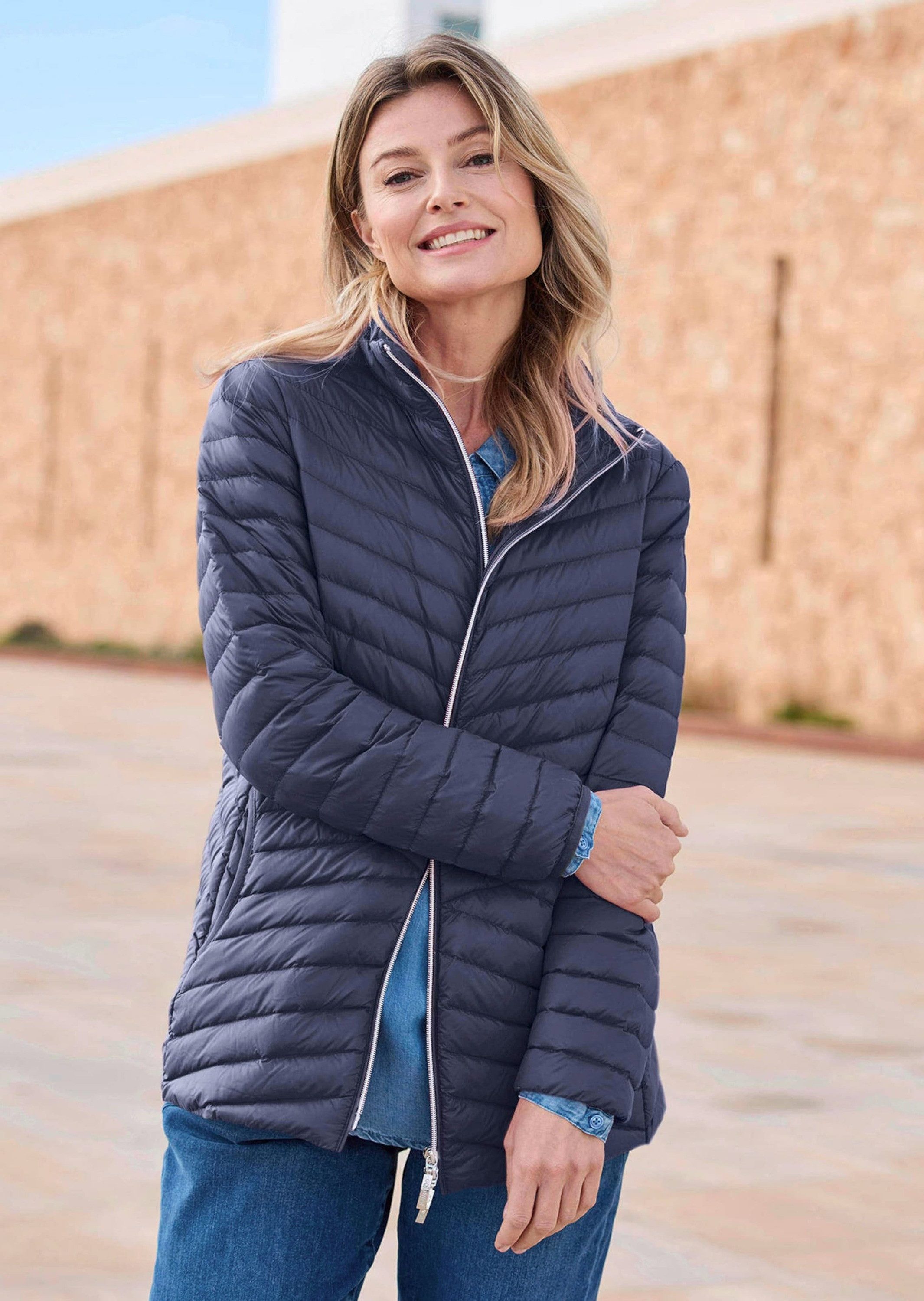 GOLDNER Steppjacke Kurzgröße: Herbstjacke mit Daunen, Stehkragen Verlängerte Jacke in femininer Steppung mit Reißverschluss