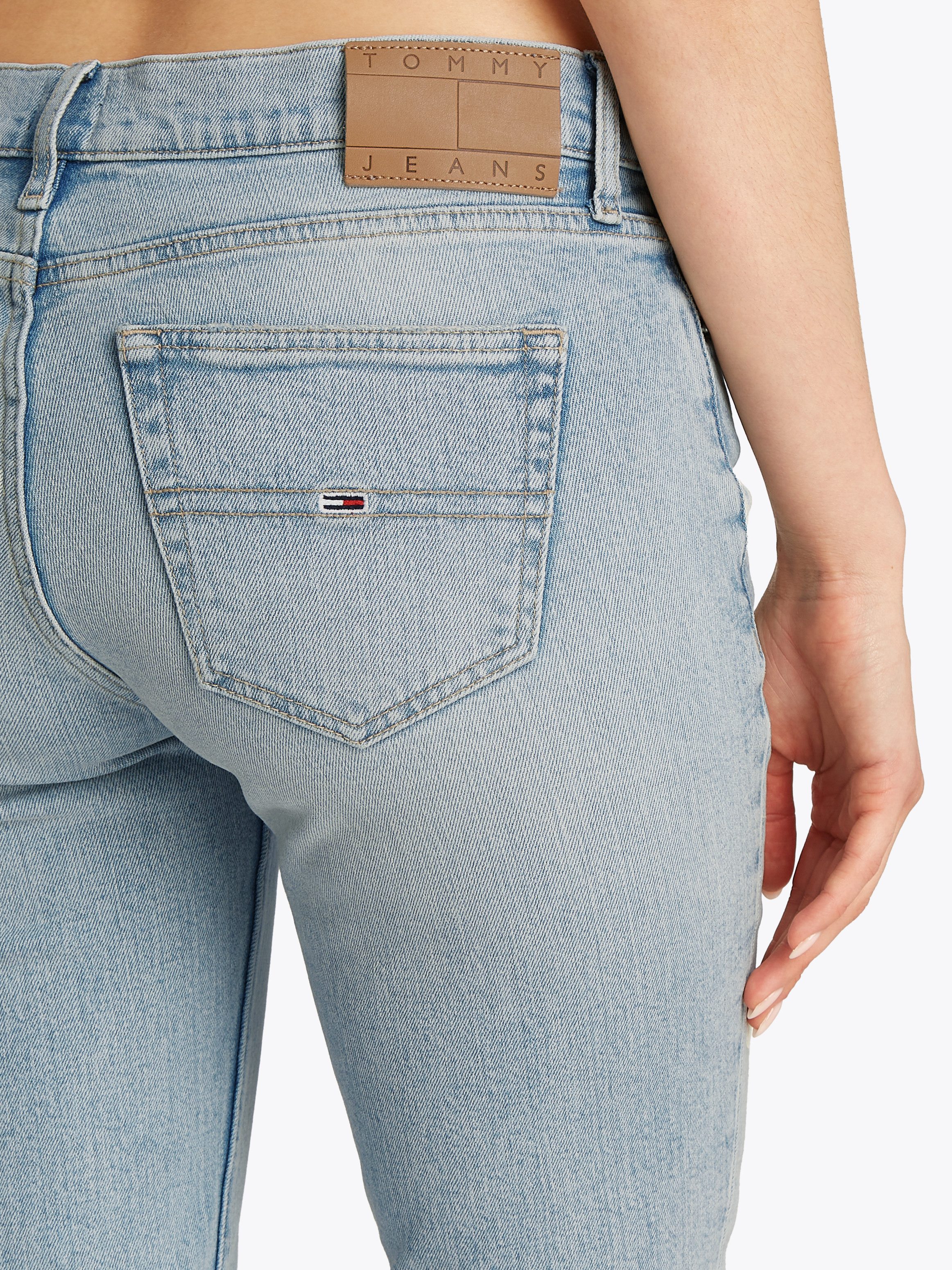 Tommy Jeans Bootcut-Jeans Maddie Mid Rise Bootcut in hellblauer Waschung günstig online kaufen