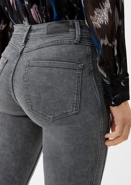 s.Oliver 5-Pocket-Jeans Jeans Betsy / Slim Fit / Mid Rise / Slim Leg Waschung, Leder-Patch, Ziernaht