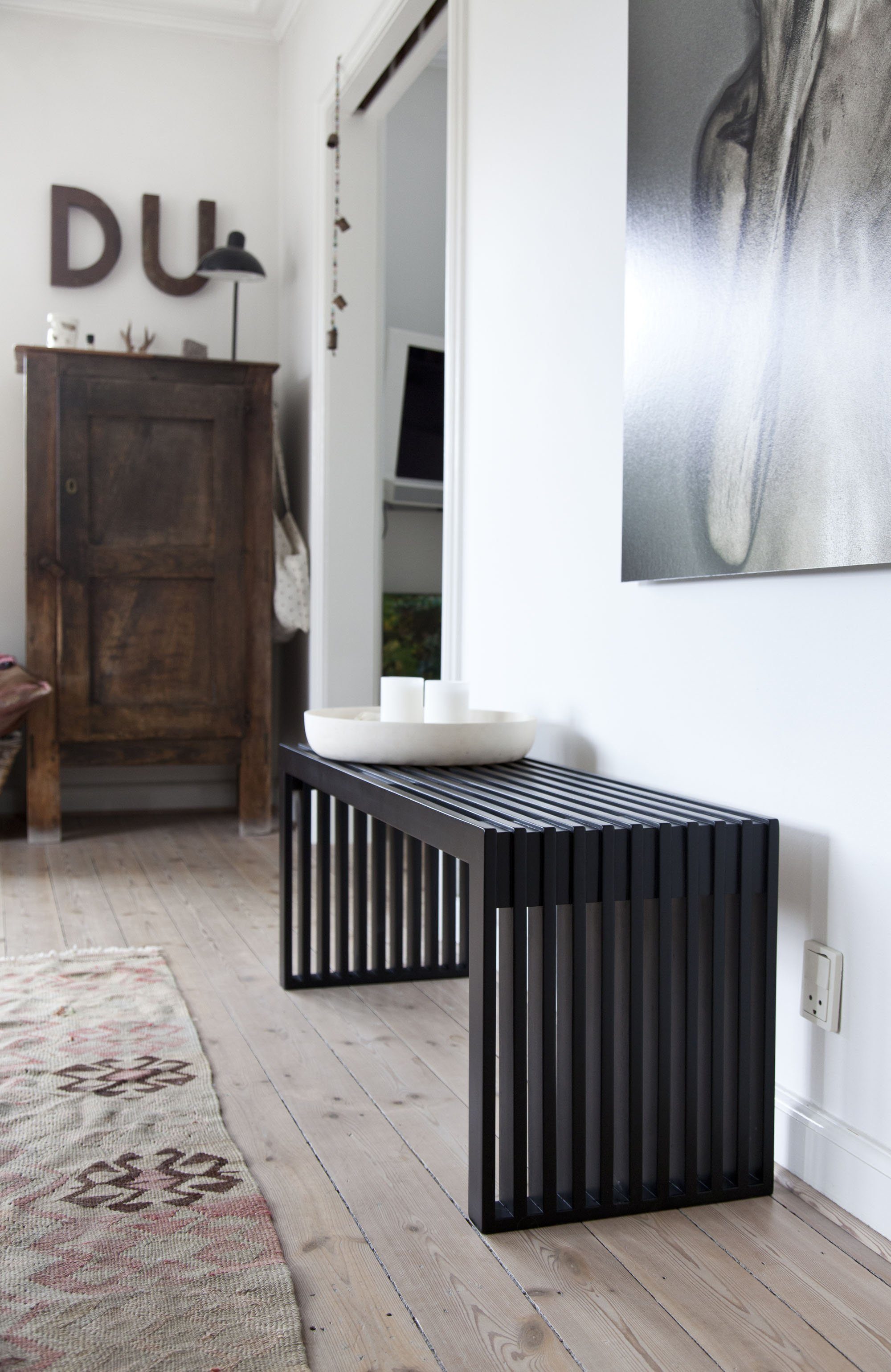 Cinas Sustainable, skandinavisches Schwarz Mahagoni Design Sitzbank Rib,