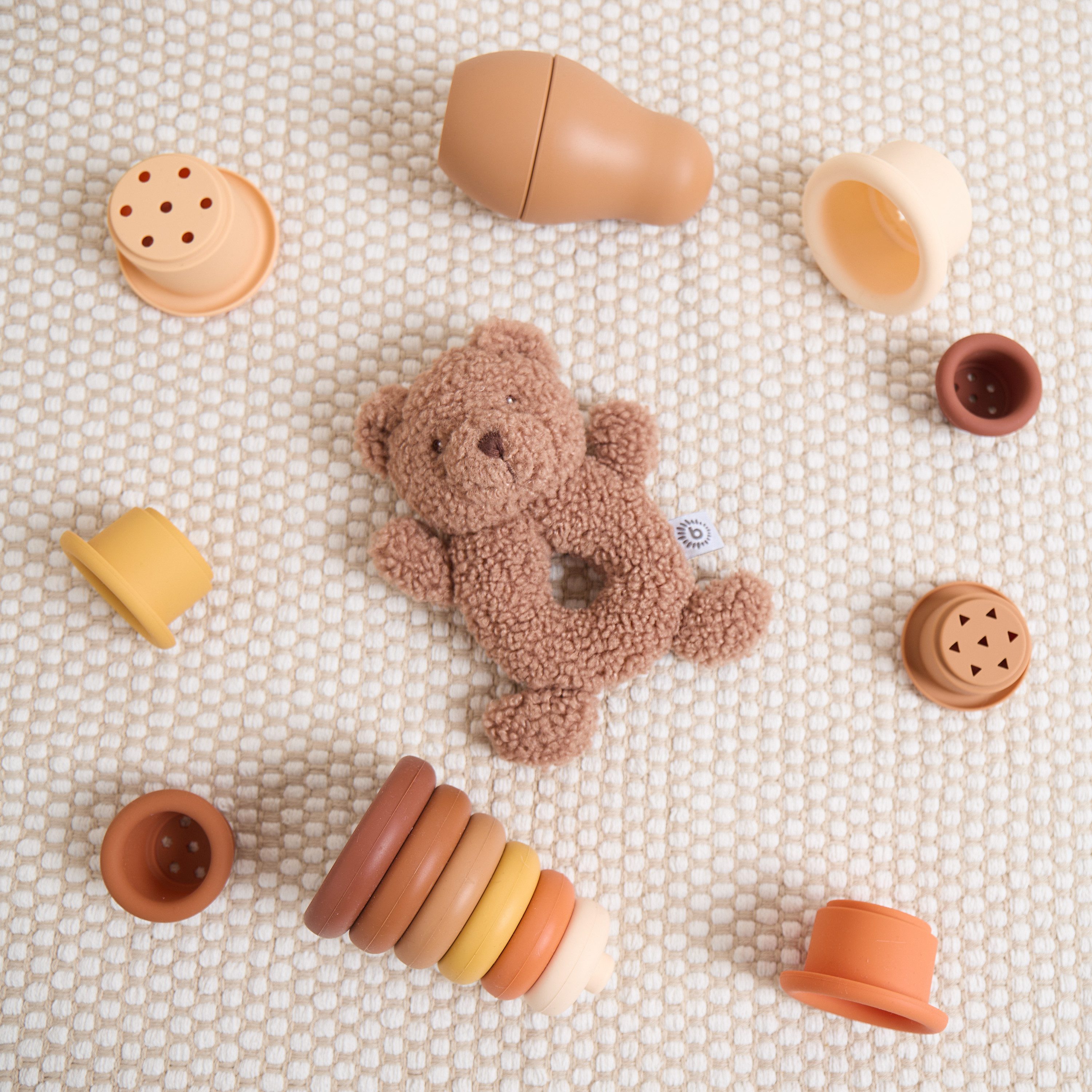 BIECO Plüschfigur Bieco Kuscheltier Bär mit Rassel aus Bouclé