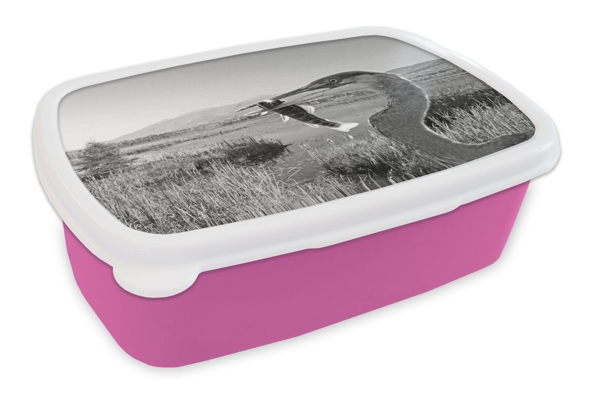 MuchoWow Lunchbox Reiher an einem See im Herbst - schwarz und weiß, Kunststoff, (2-tlg), Brotbox für Erwachsene, Brotdose Kinder, Snackbox, Mädchen, Kunststoff rosa