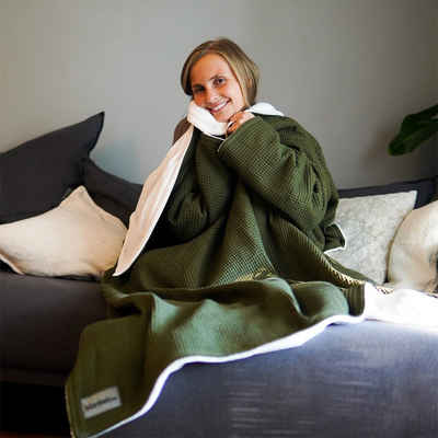 Wohndecke Decke mit Ärmeln, flauschige Fleecedecke, blanketino, handgefertigte Kuscheldecke in Waldgrün & Sandweiß