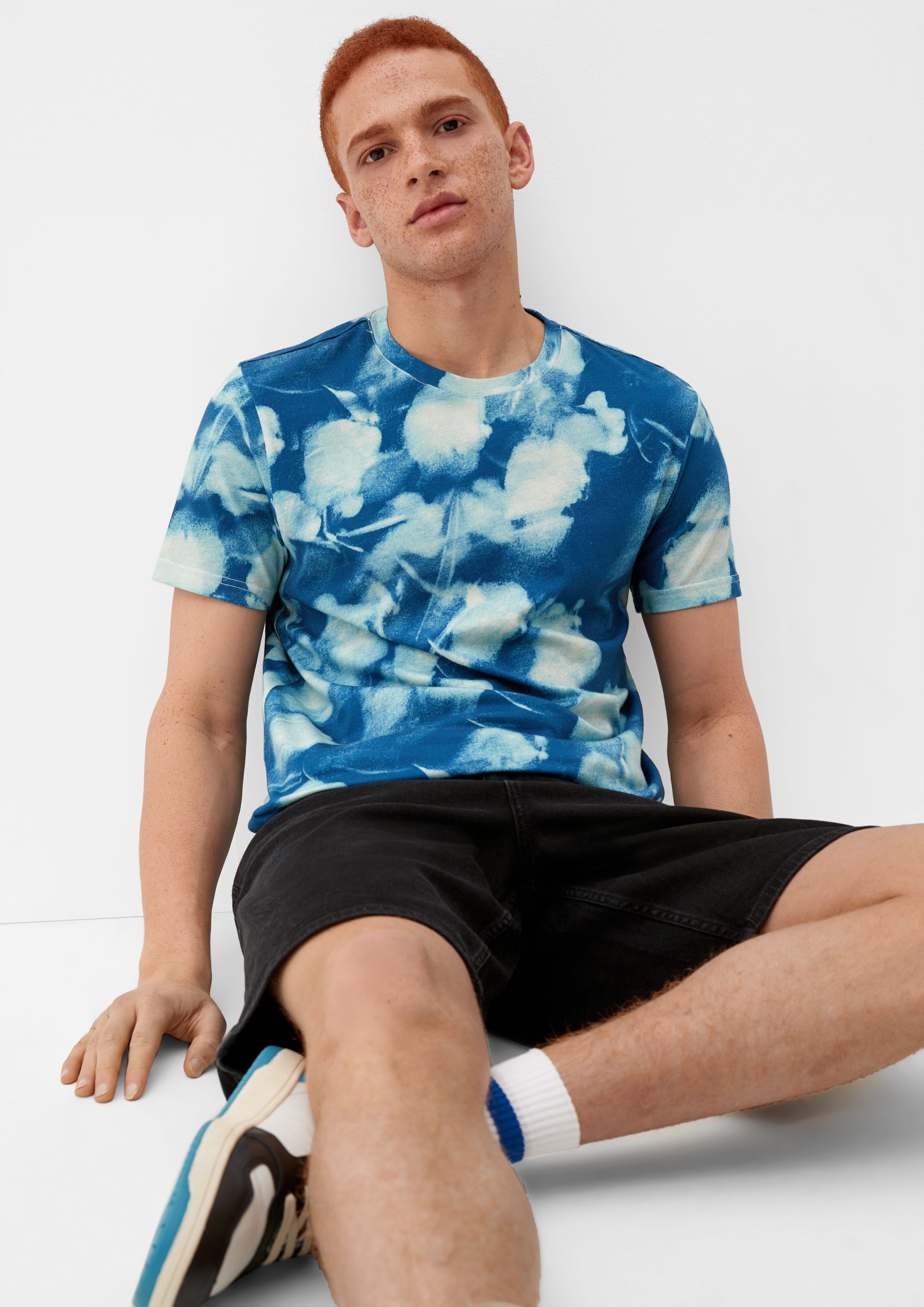 QS Kurzarmshirt T-Shirt mit Allover-Print Label-Patch dunkelblau