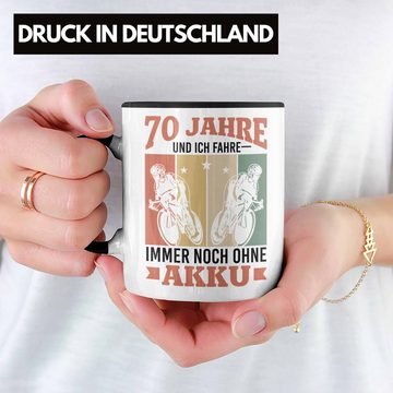 Trendation Tasse Trendation - 70 Jahre Und Ich Fahre Immer Noch Ohne Akku Tasse Geschenk für Rentner Radfaherer Rennrad Geschenkidee