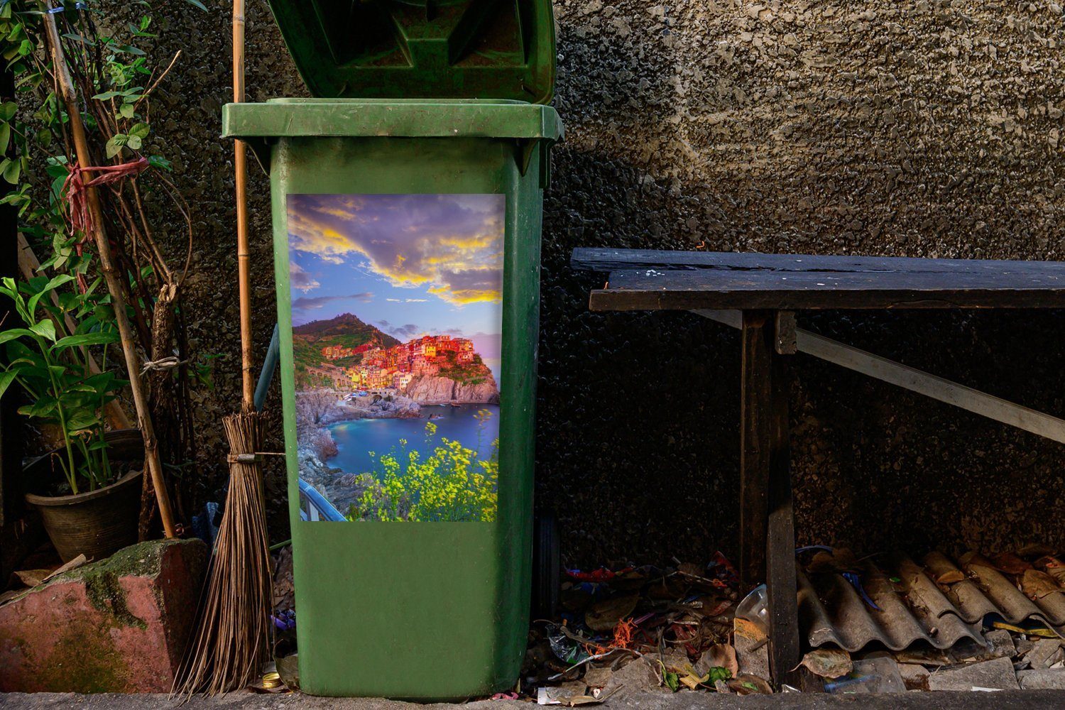 der Häuser (1 Mülltonne, Wandsticker Container, Sonne Terre Sticker, St), Mülleimer-aufkleber, in Abfalbehälter Orangefarbene Cinque MuchoWow in untergehenden