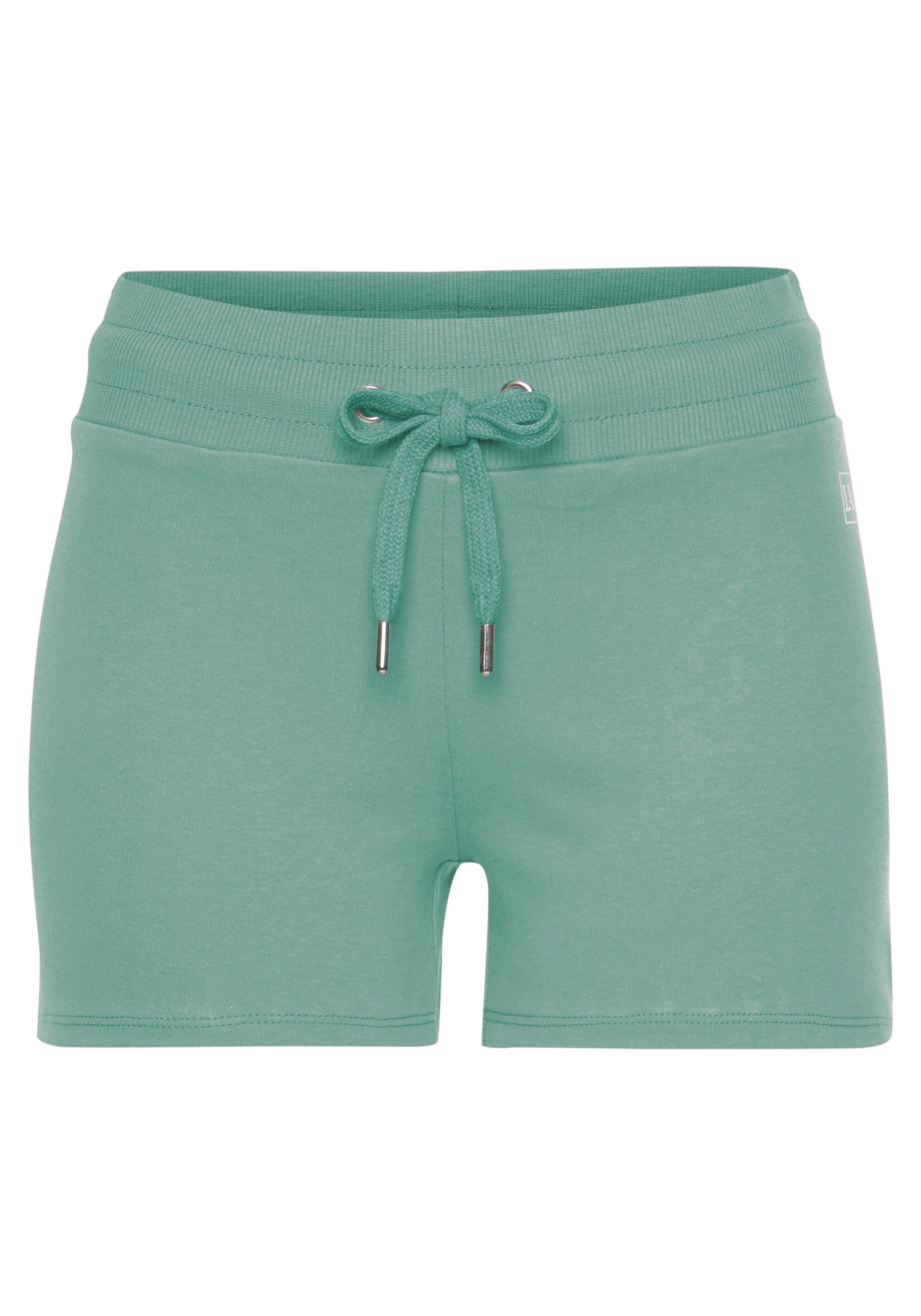 LASCANA ACTIVE Shorts mit kleinen Seitenschlitzen. € 24,99