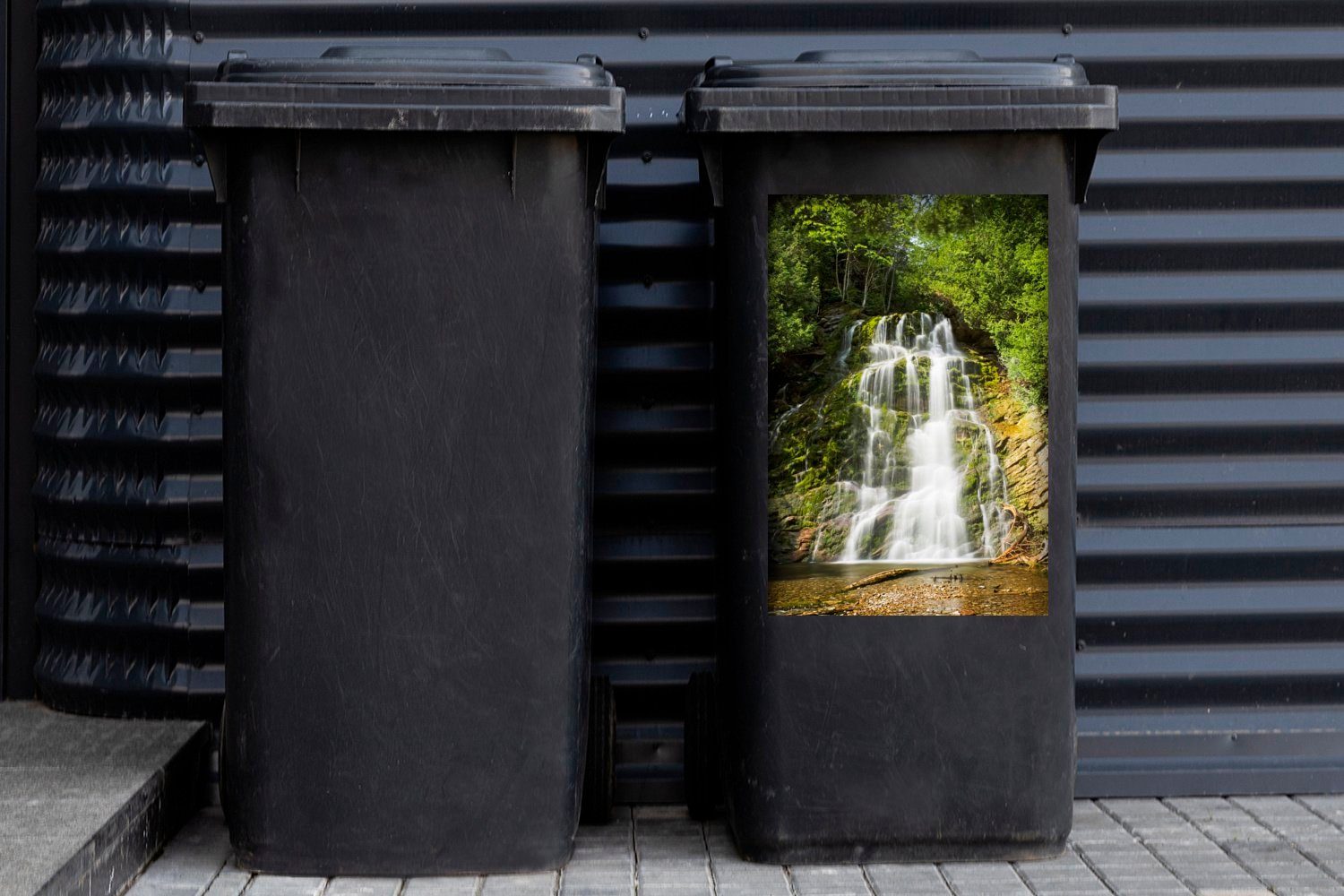 MuchoWow Wandsticker Wasserfall im Mülleimer-aufkleber, Forillon Park, (1 National Mülltonne, St), Abfalbehälter Container, Nordamerika Sticker