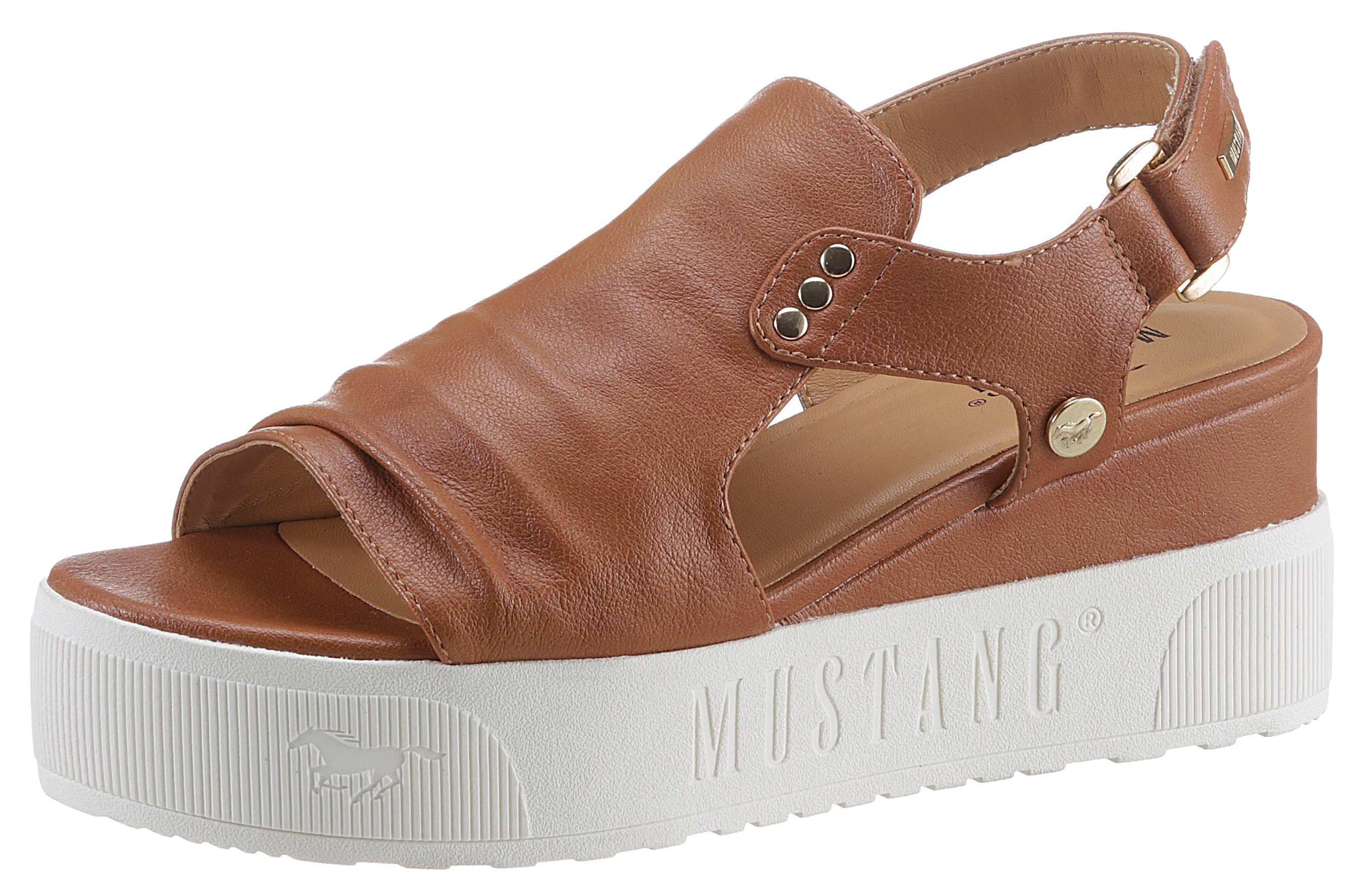 Mustang Shoes Keilsandalette mit cognac Klettriemchen