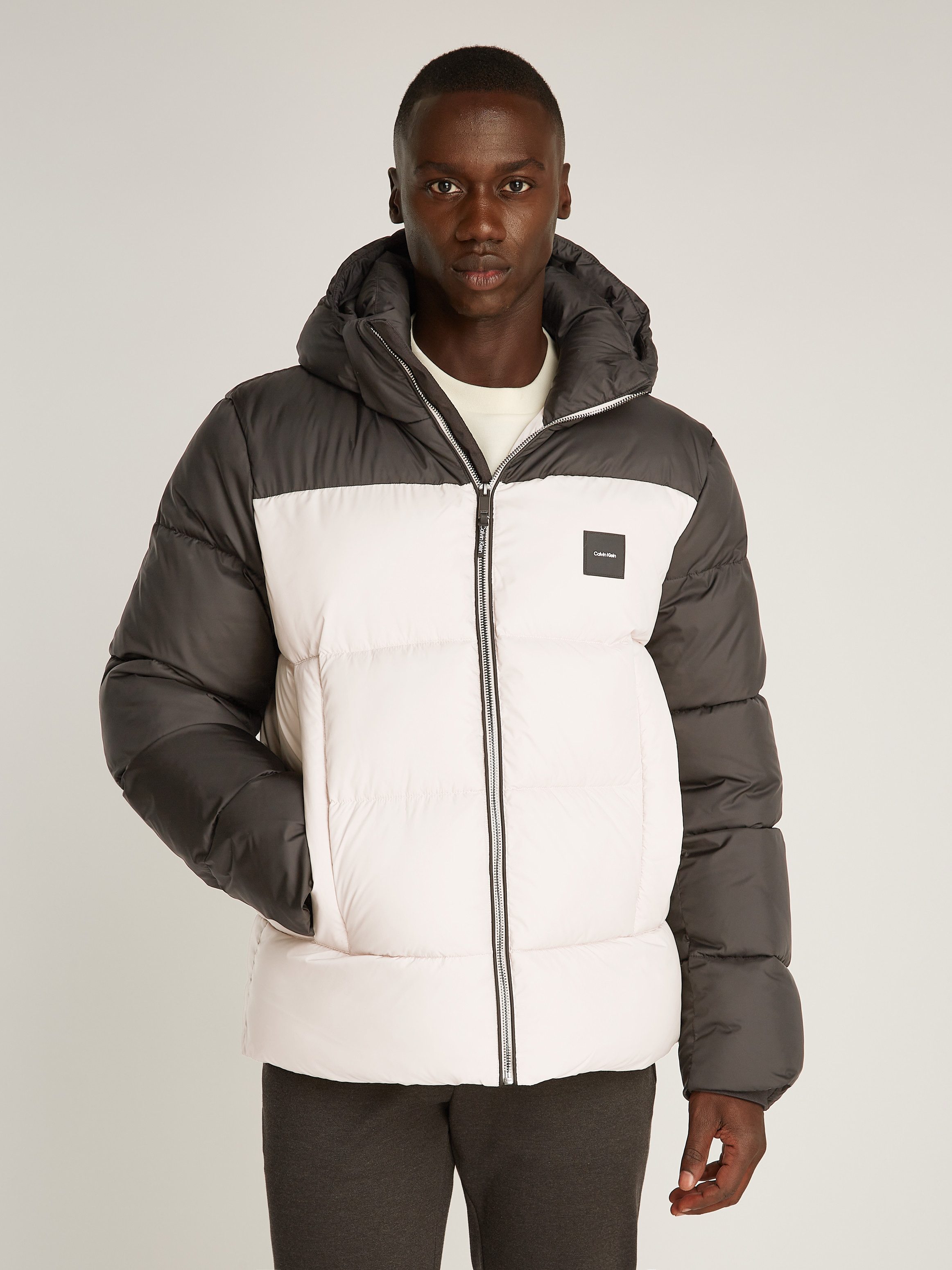 Calvin Klein Outdoorjacke HOODED QUILT COLOR-BLOCK PUFFER mit Logopatch