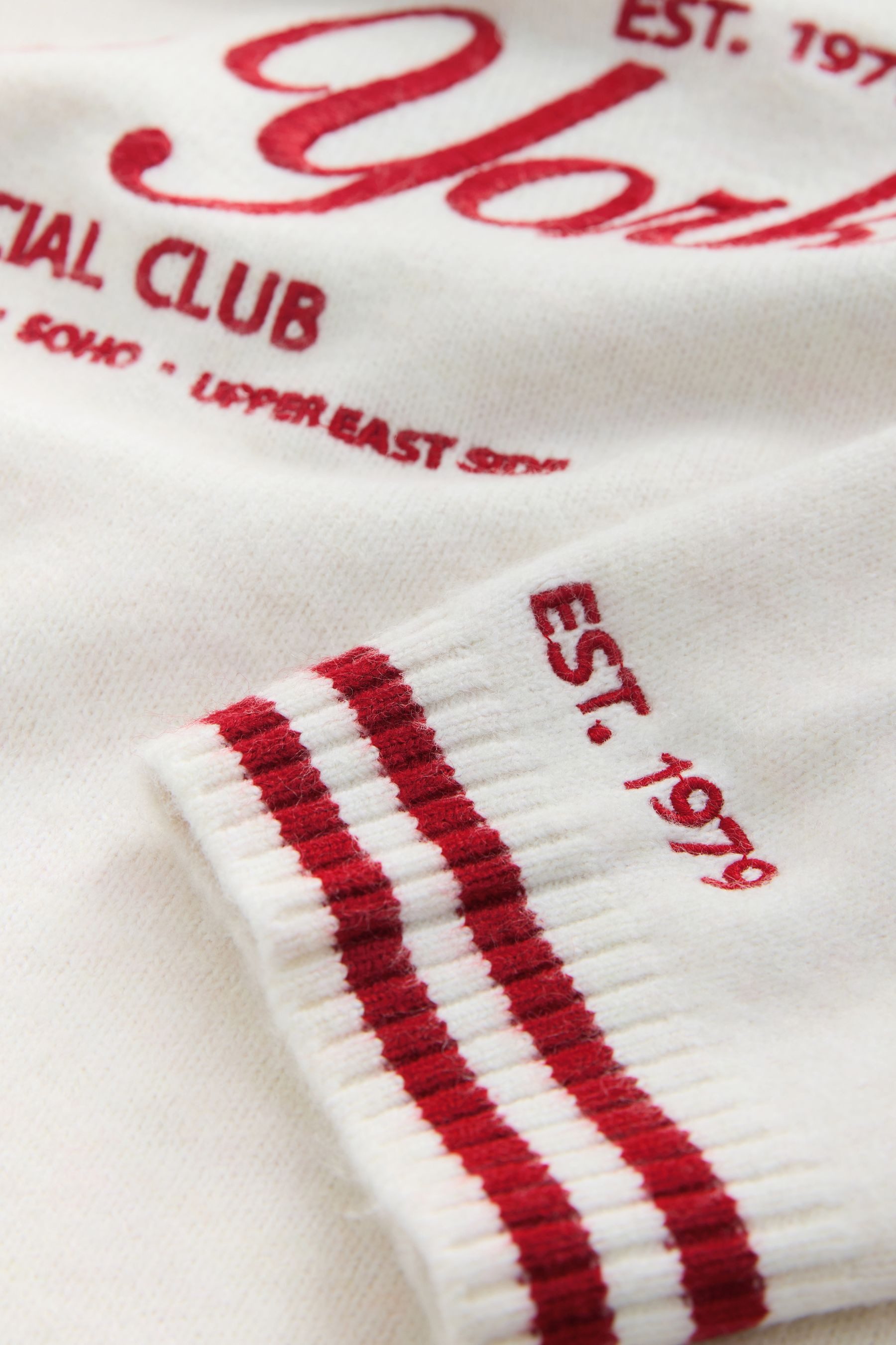 Next V-Ausschnitt-Pullover Sportlicher Pullover mit V-Ausschnitt und Grafik günstig online kaufen