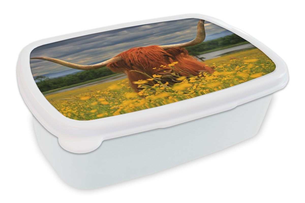 MuchoWow Lunchbox Schottischer Highlander - Tiere - Blumen, Kunststoff, (2-tlg), Brotbox für Kinder und Erwachsene, Brotdose, für Jungs und Mädchen weiß