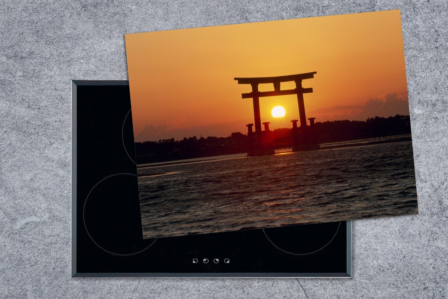 nutzbar, (1 Torii-Tor, Ceranfeldabdeckung Vinyl, Sonnenuntergang Arbeitsfläche einem 70x52 cm, tlg), japanischen hinter MuchoWow Herdblende-/Abdeckplatte Mobile