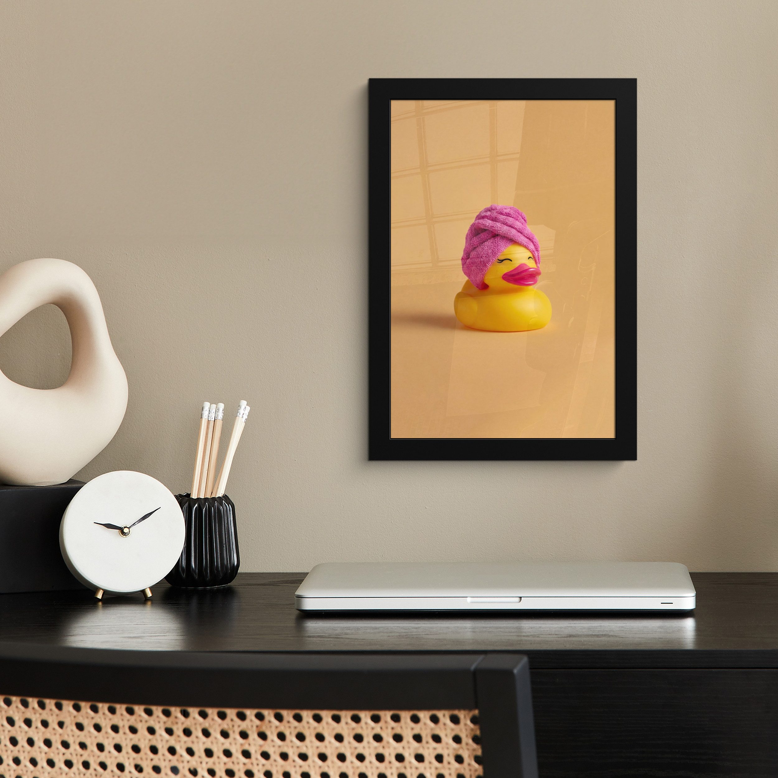 MuchoWow Poster Gummi-Ente - Handtuch - Farbenfroh, (1 St), Bilderrahmen, Zimmer Deko, Bild für Wohnzimmer, 20x30 cm