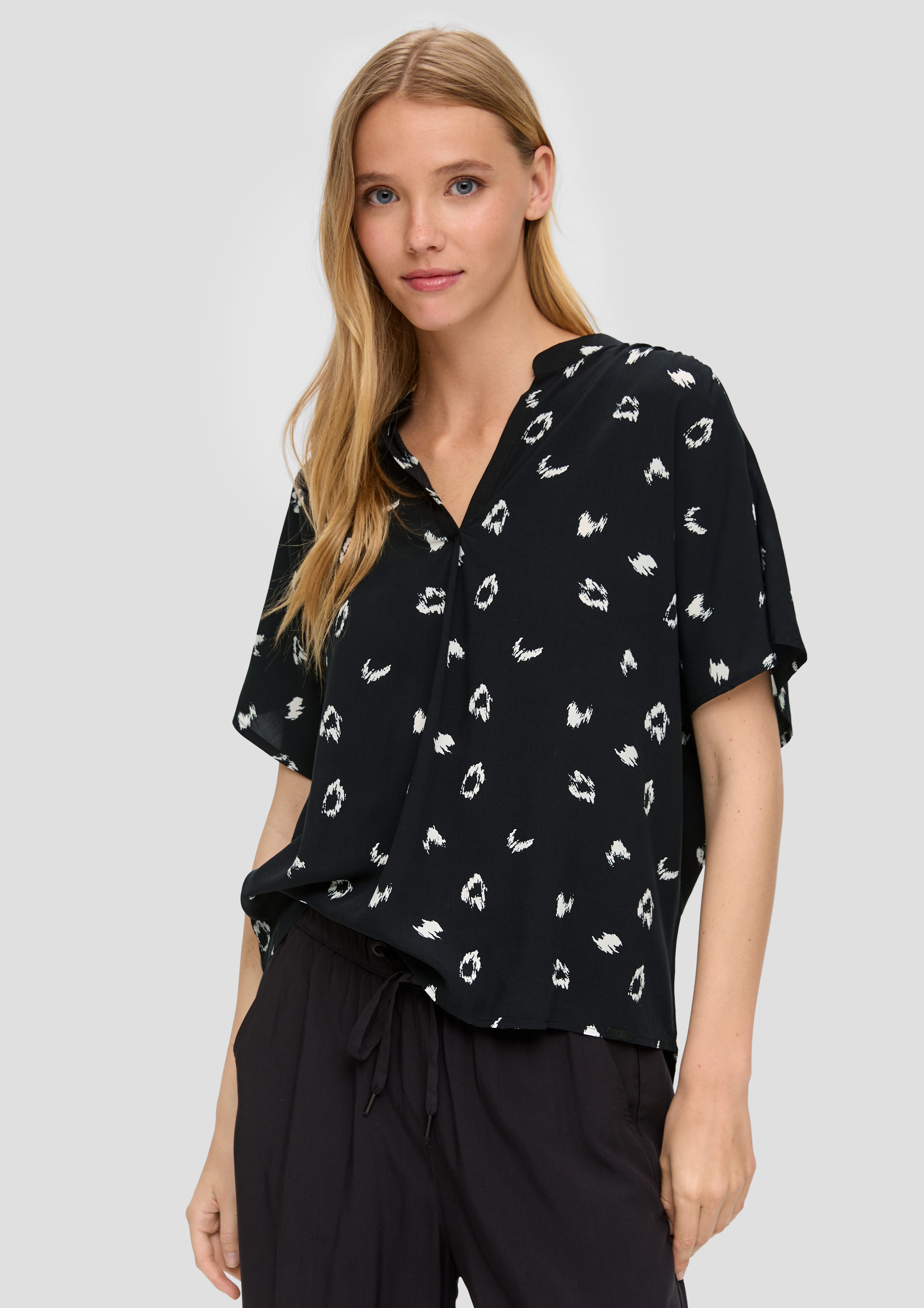 QS Kurzarmbluse Viskosebluse mit All-over-Print Raffung günstig online kaufen