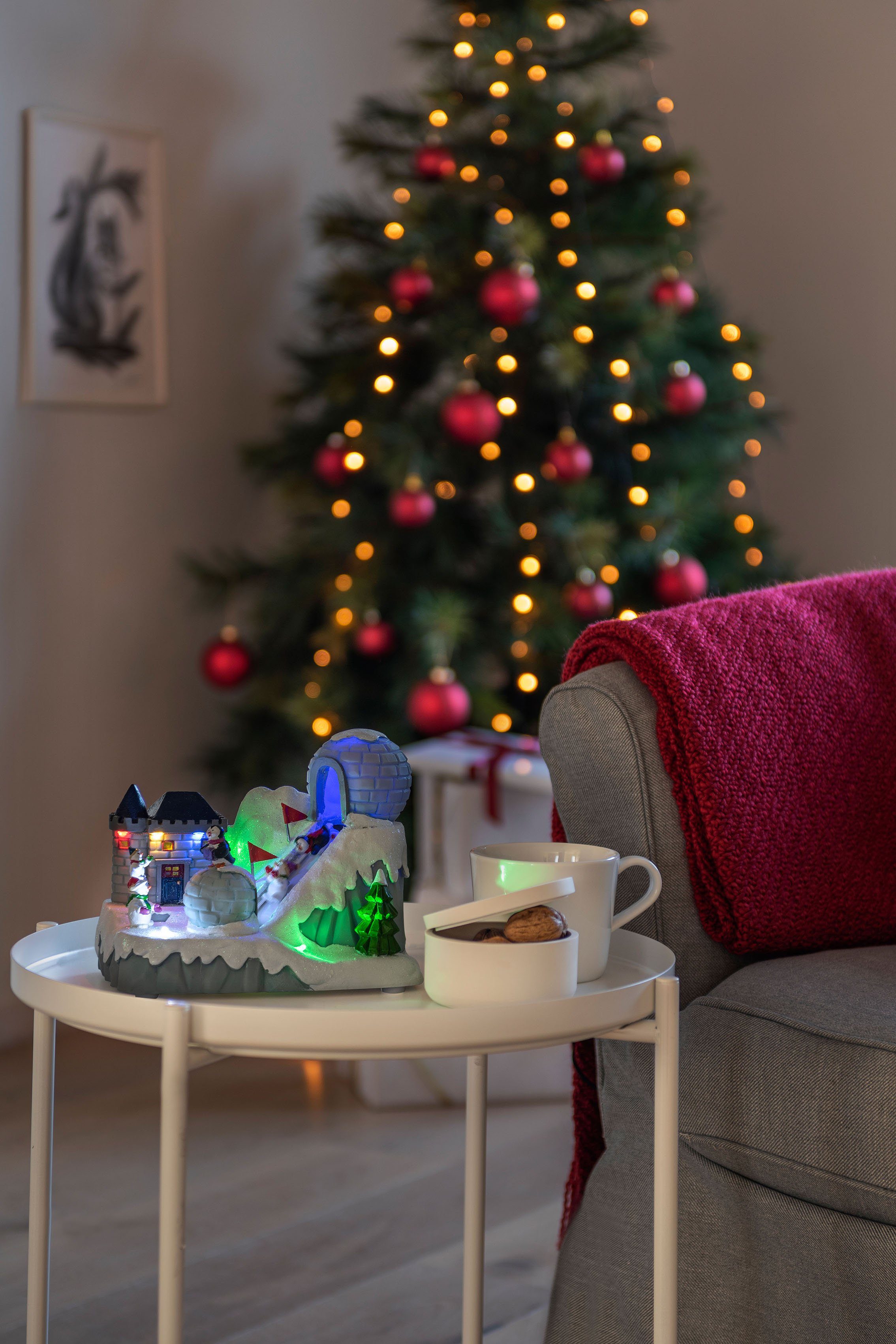 KONSTSMIDE Weihnachtsfigur Weihnachtsdeko (1 St), LED Skipiste mit Musik