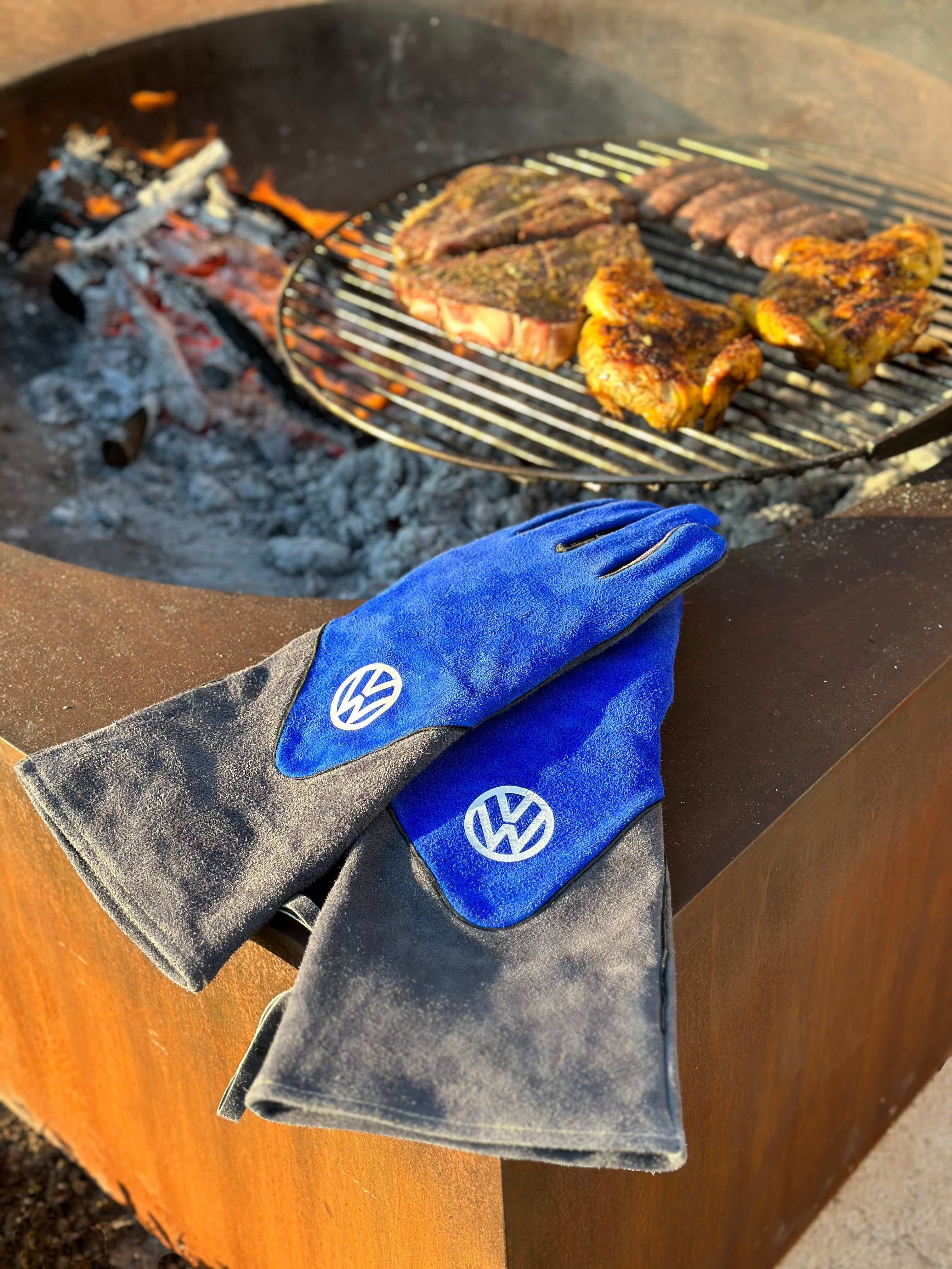Grillhandschuhe BBQ-Handschuhe Grillhandschuhe BRISA mit 2 blau Collection VW in (Paar, Grillhanschuhen), aus besteht by VW-Logo, hitzebeständige Volkswagen