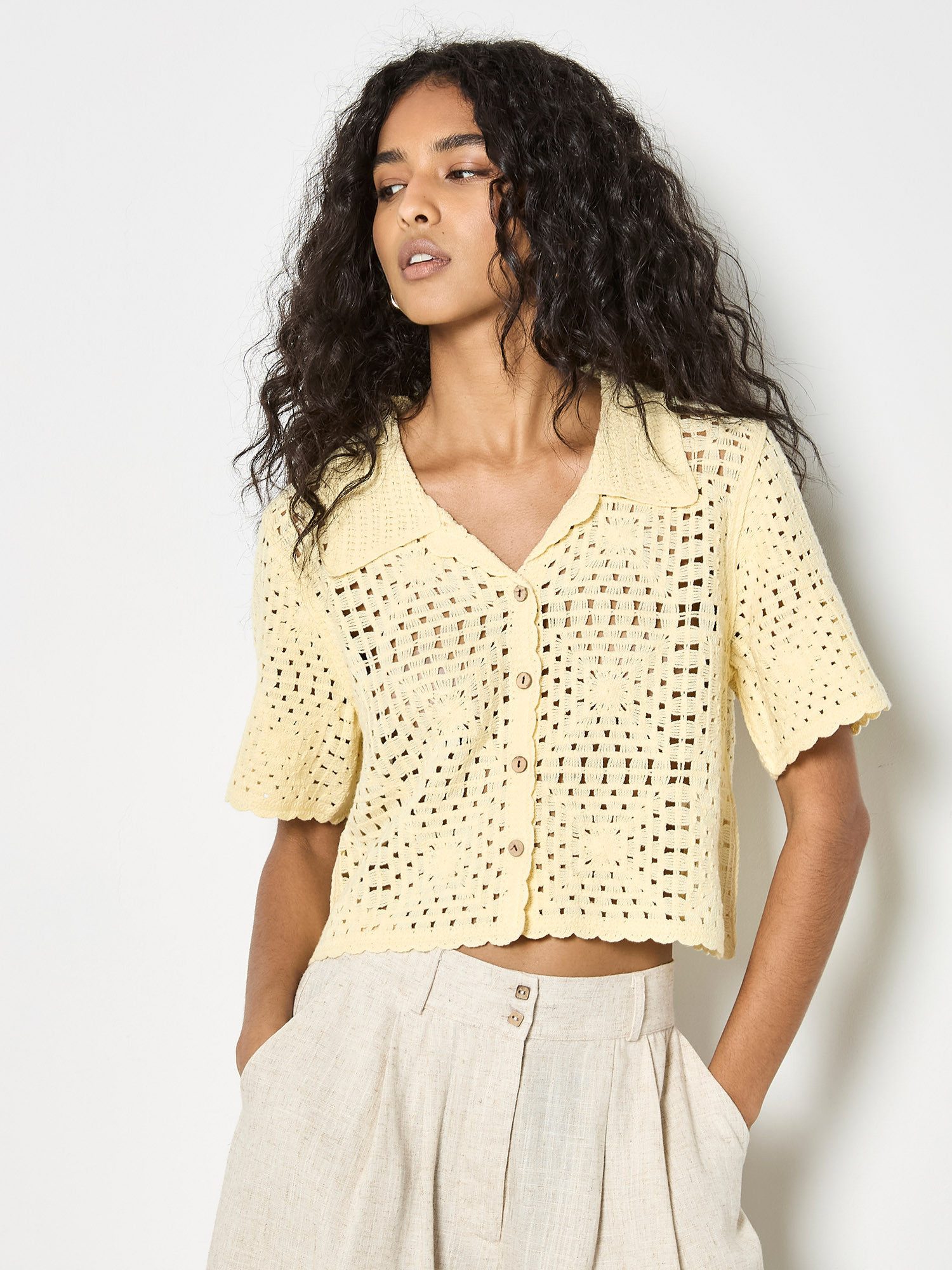 Apricot Cardigan Blumiger Cardigan mit Häkelverzierungen