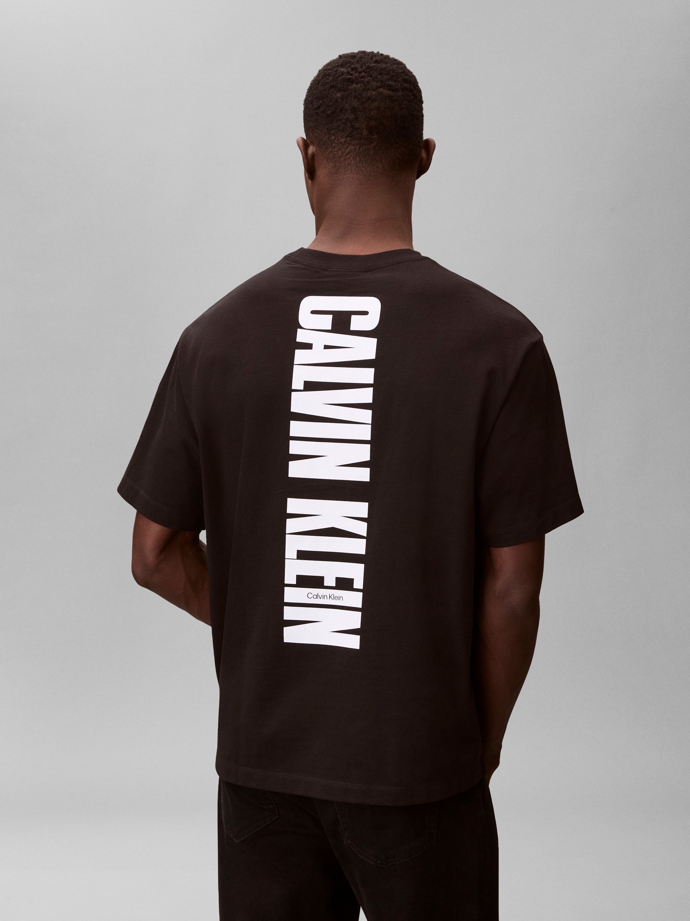 Calvin Klein Jeans T-Shirt VERT LOGO GRAPHIC CREW Regular fit mit Markenprint – Bild 4 von 5