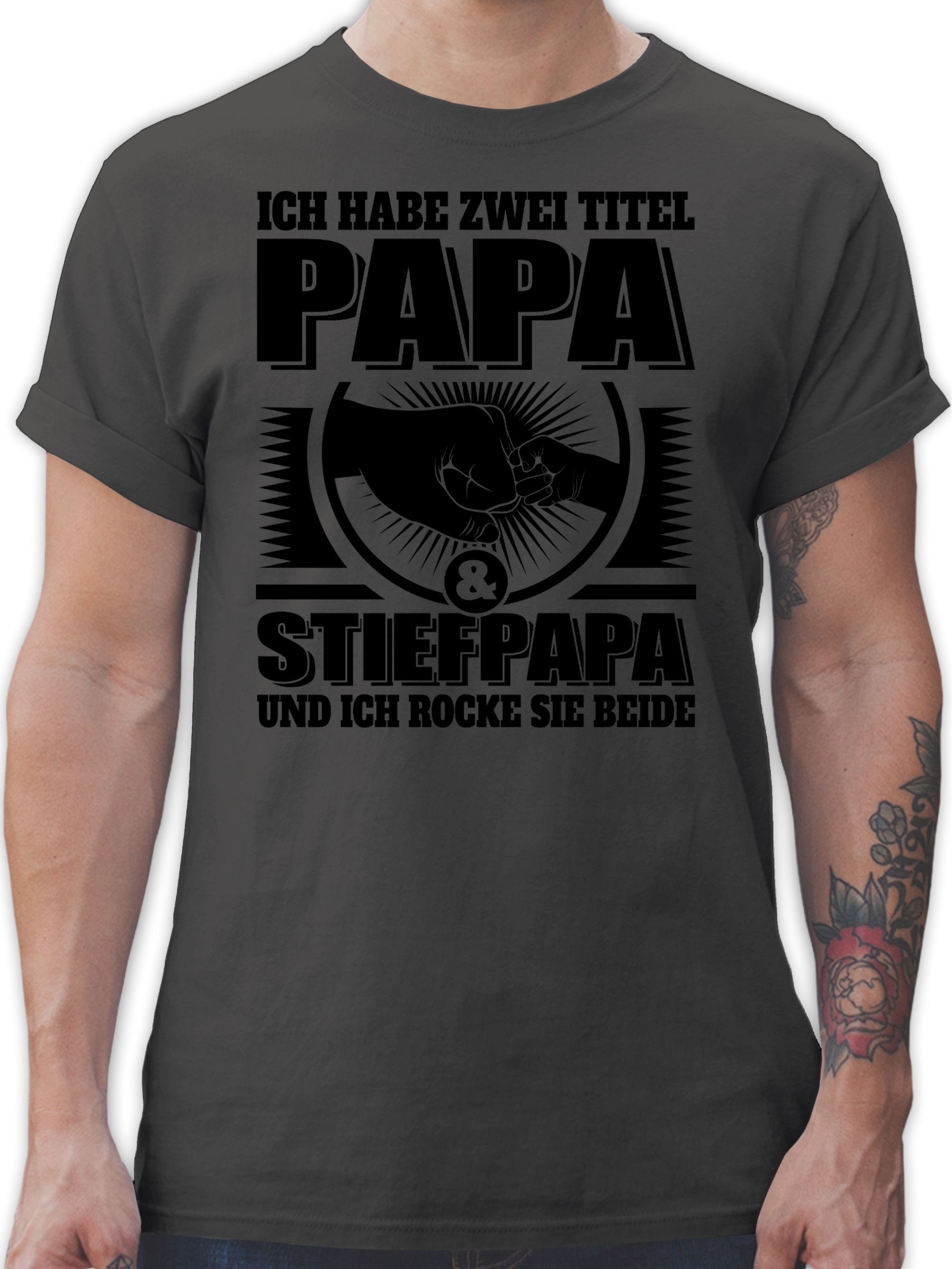 Shirtracer T-Shirt Ich habe zwei Titel - Papa und Stiefpapa und ich rocke sie beide - sch Vatertag Geschenk für Papa 01 Dunkelgrau