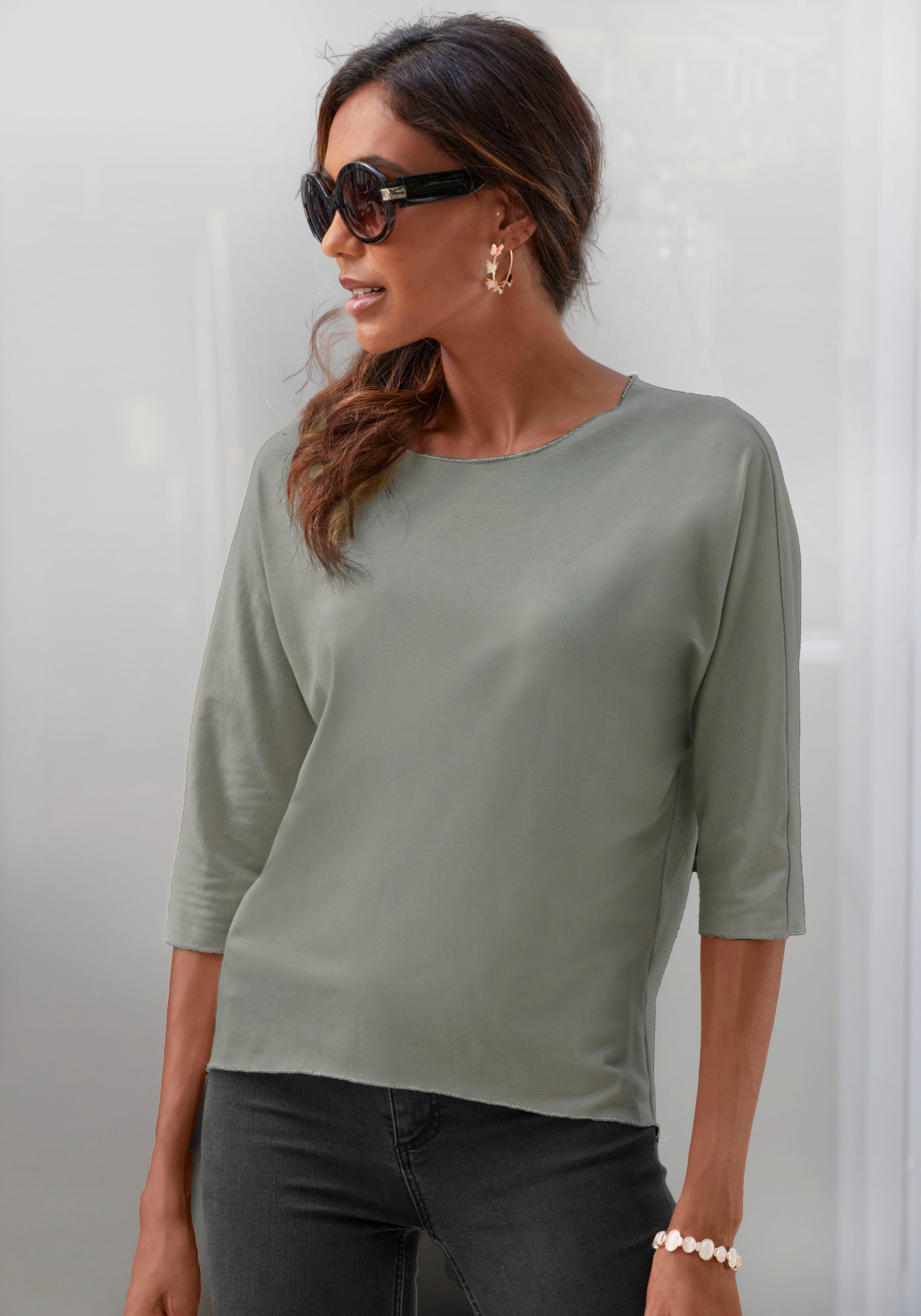 LASCANA Rundhalsshirt mit eleganten Glitzerabschlüssen aus pflegeleichter Qualität