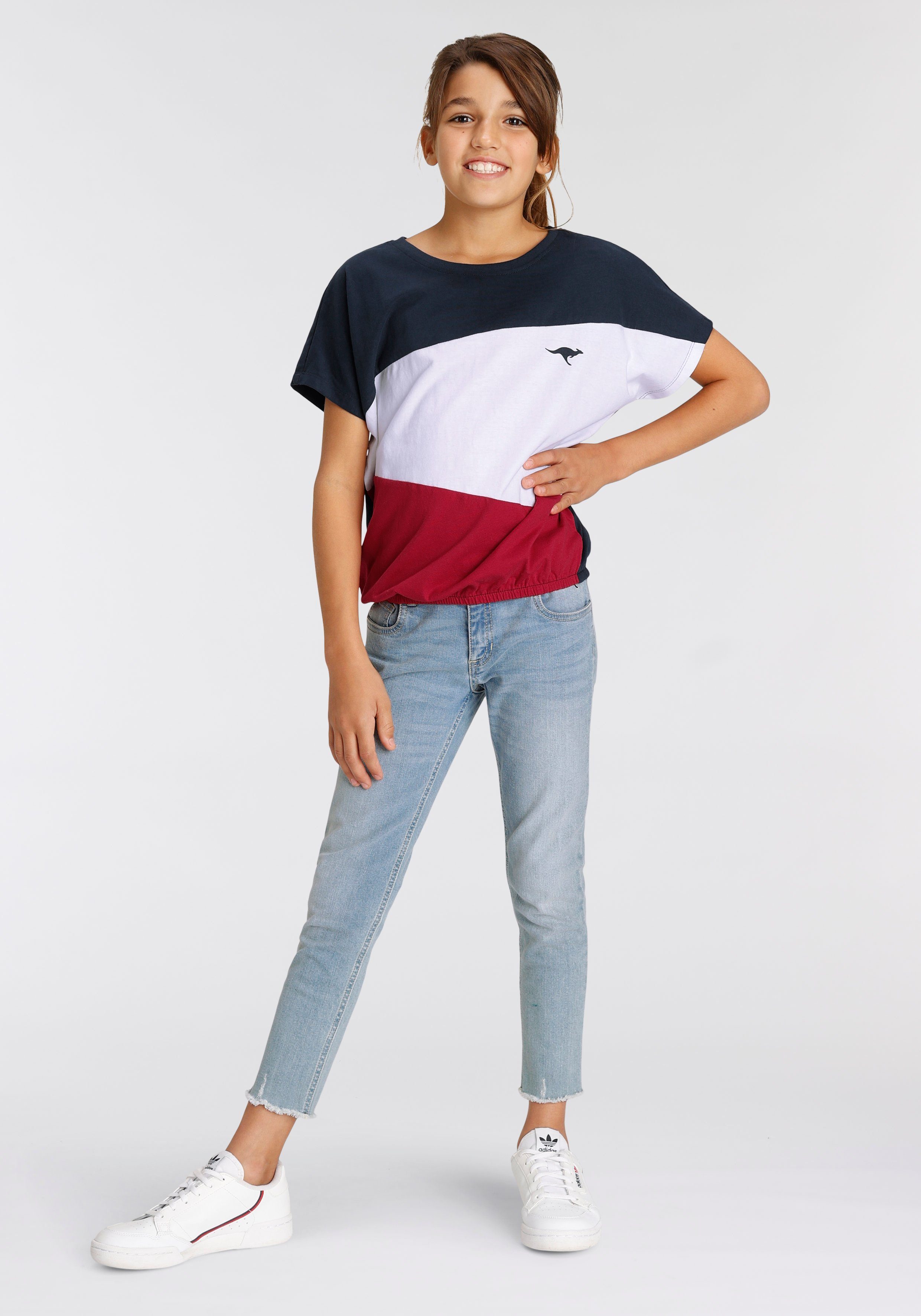 KangaROOS Fledermausshirt T-Shirt in colorblocking Design und KangaROOS Logo kurzärmelig, weit geschnitten, mit peppigem Druck – Bild 4 von 5
