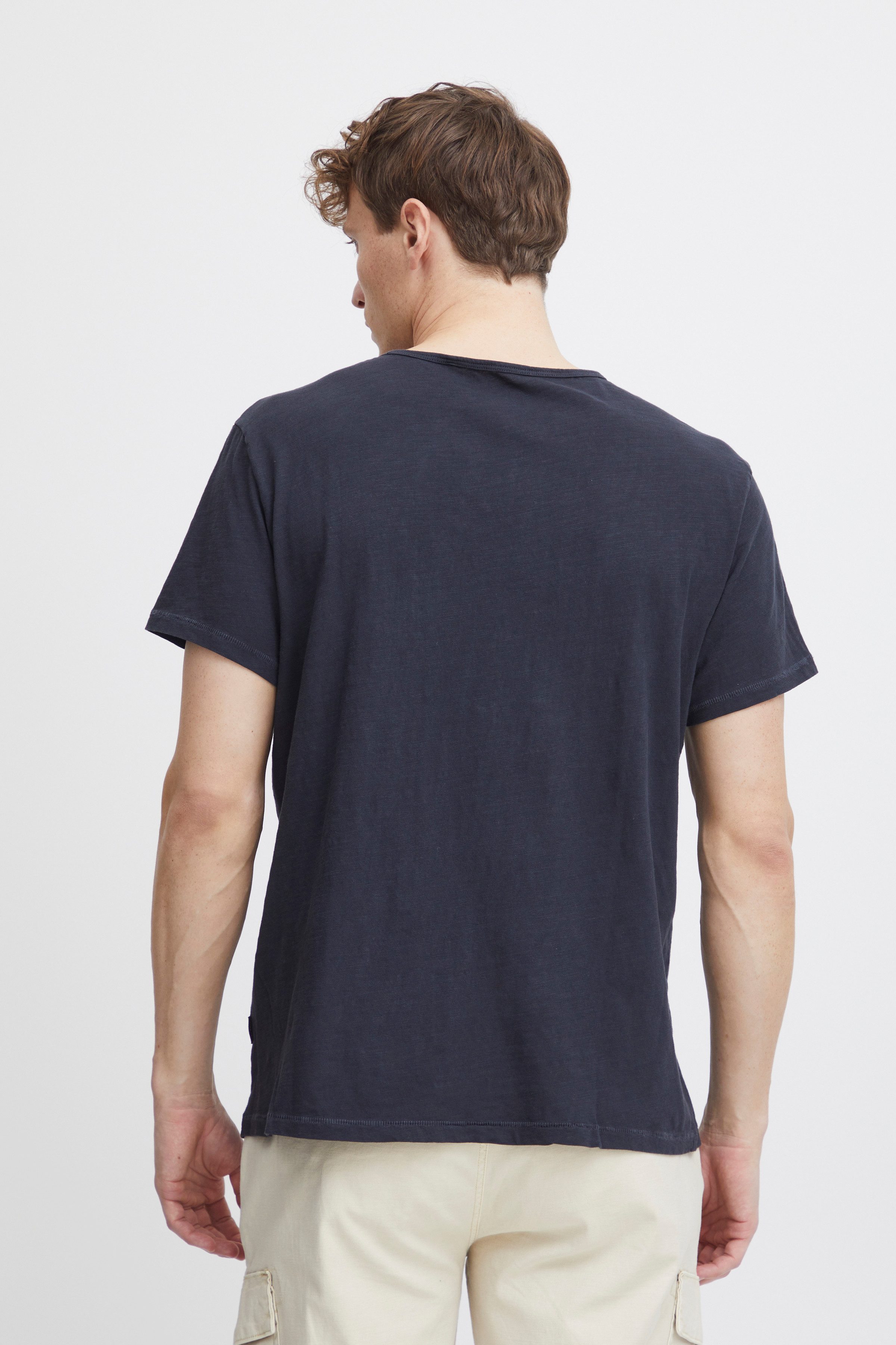 Blend T-Shirt BHAshton split neck tee mit Deko-Knopfdetail am Ausschnitt