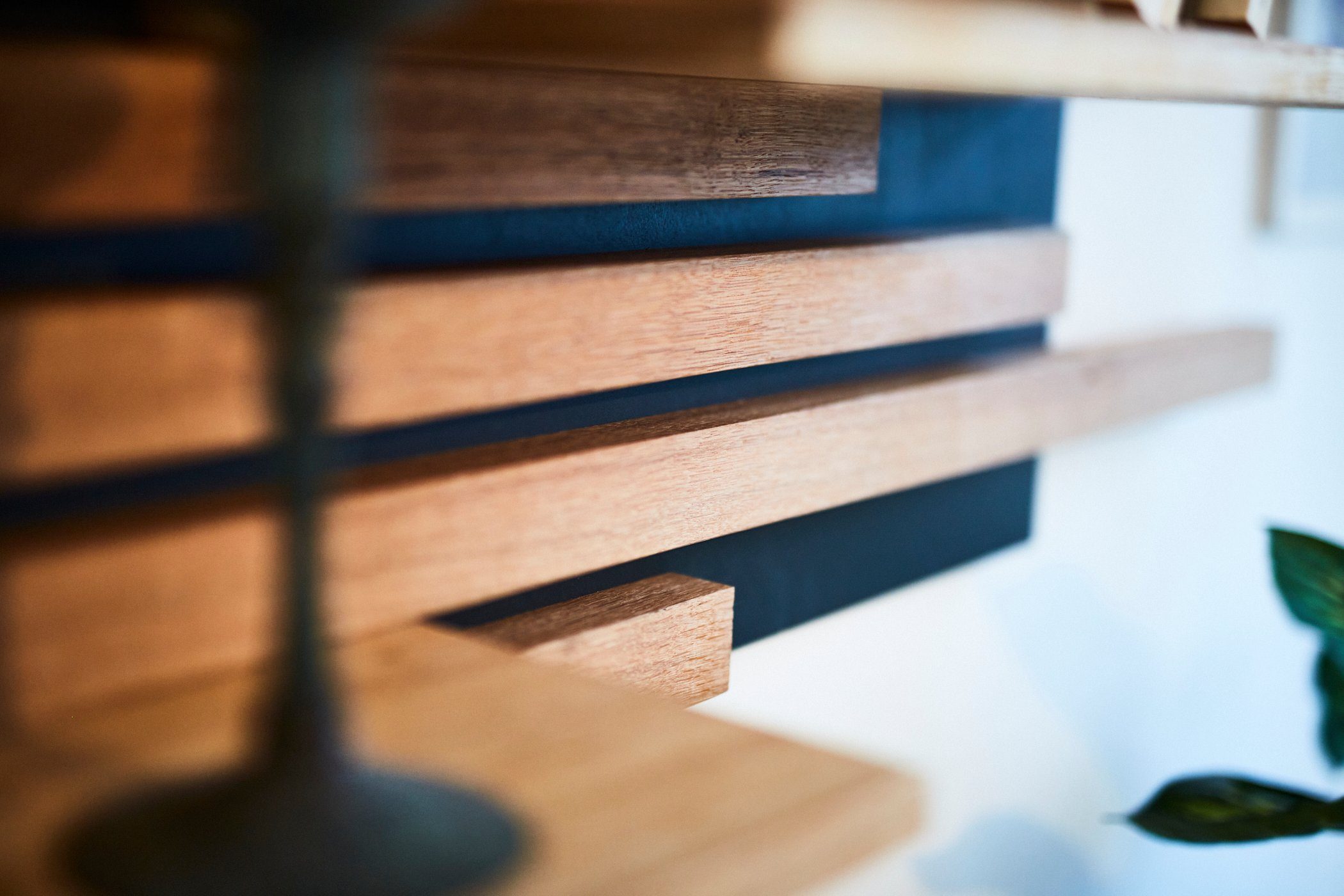 Living Oak Wandregal Eiche massiv mit Leisten auf Grundplatte, Made in Germany