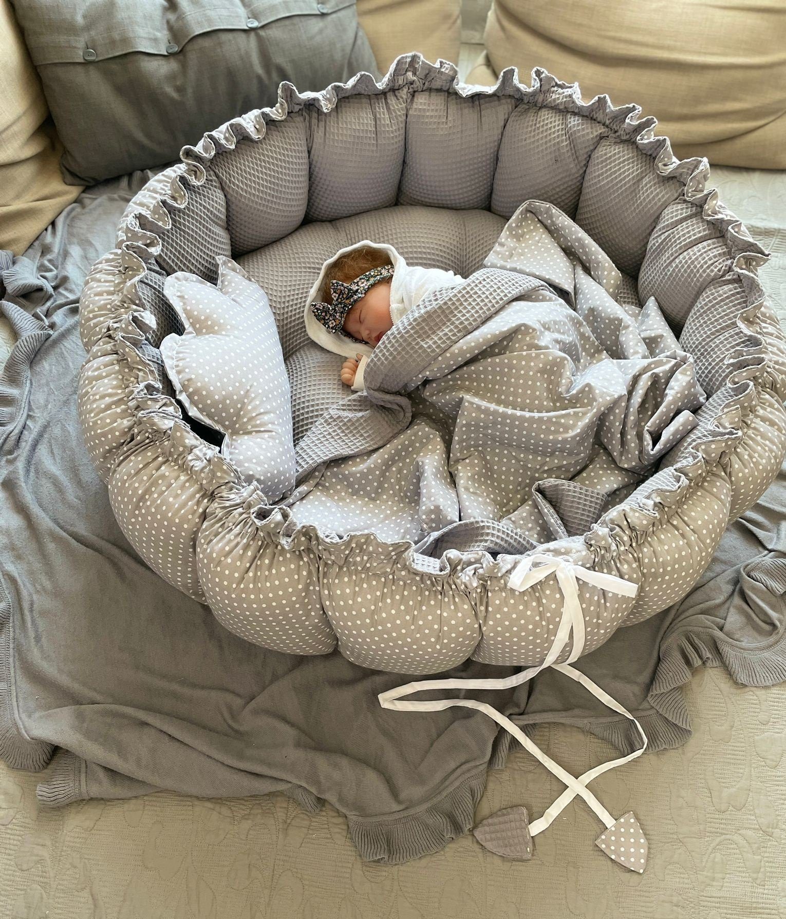 Loolay Bettnestchen Zweiseitig ENGELSNEST XXL Premium WAFFELPIQUE + Decke + Kissen, (XXL Babykokon als Nestchen Ø90cm und als Krabbeldecke Ø155cmals, Kinder Waffel Baumwolle BABYNEST Spielmatte Reisebett Spielunterlage), PREMIUM GESCHENK - 100% Europäische Stoffe und Kleinserien-Nähen!