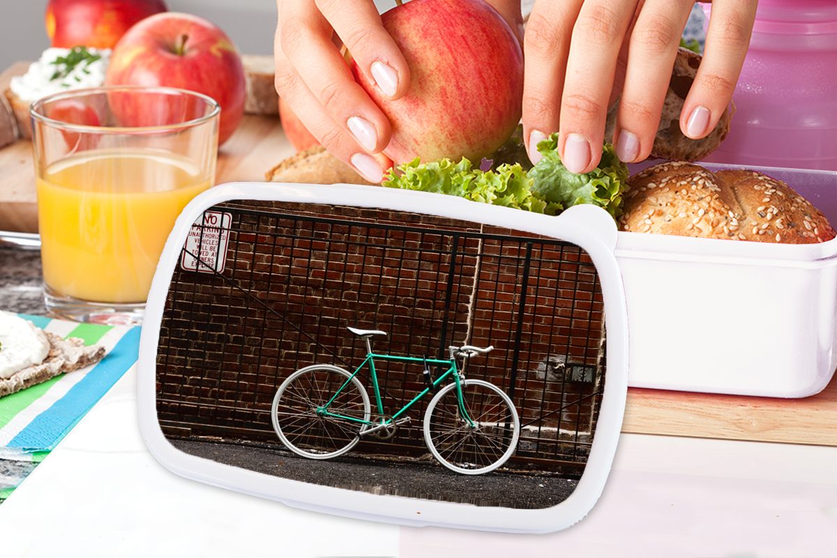 MuchoWow Lunchbox Grünes Brotdose, Kinder für und Jungs Brotbox Kunststoff, für Tor, vor dem Mädchen und Erwachsene, weiß Fahrrad (2-tlg)
