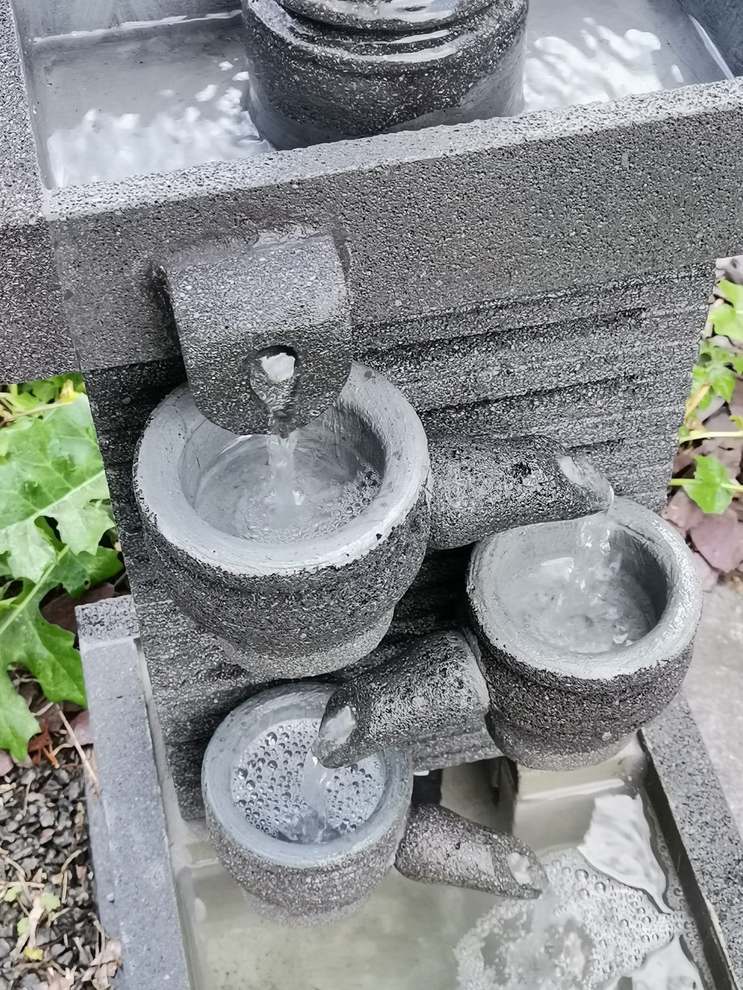 IDYL Gartenbrunnen IDYL witterungsbeständig Naturprodukt mit Wasserspiel Beleuchtung, Lavastein-Brunnen Einschüssen Handarbeit mit leichten