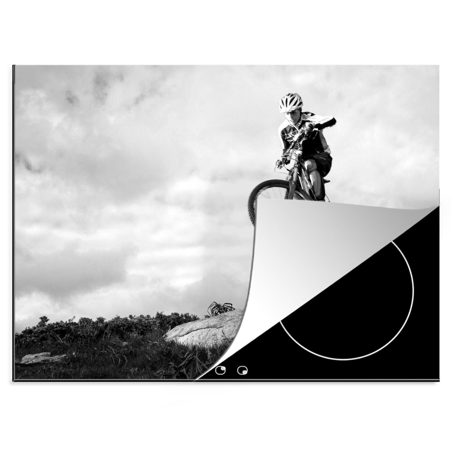 MuchoWow Herdblende-/Abdeckplatte Mann springt auf ein Mountainbike - schwarz und weiß, Vinyl, (1 tlg), 70x52 cm, Mobile Arbeitsfläche nutzbar, Ceranfeldabdeckung