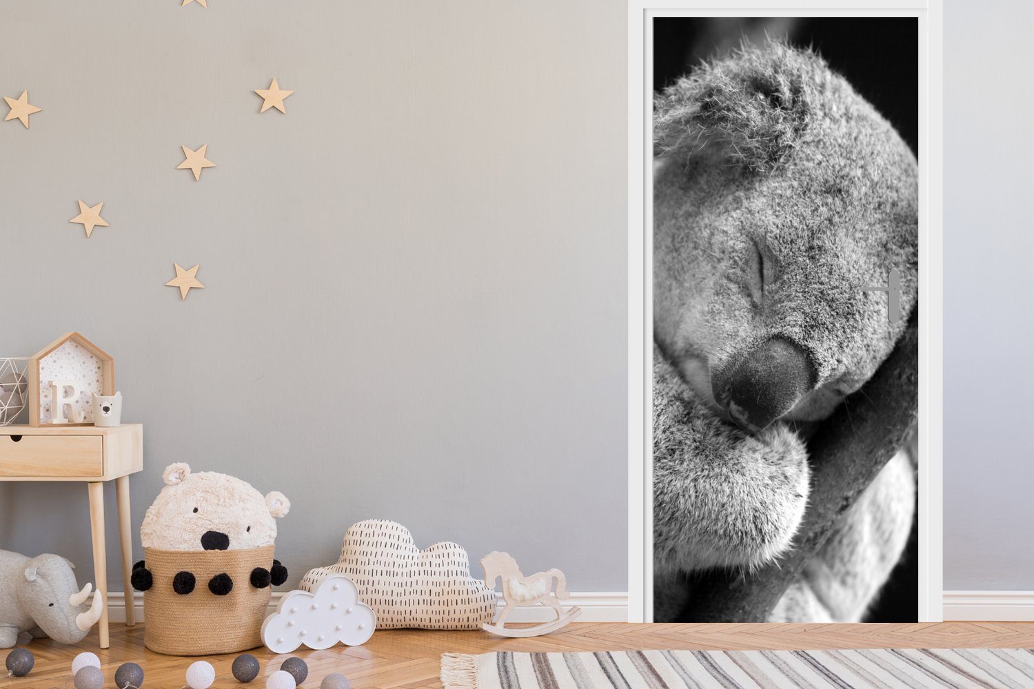 MuchoWow Türtapete Schlafender Koala auf cm Tür, St), (1 Matt, schwarzem Fototapete für Türaufkleber, Hintergrund, bedruckt, 75x205