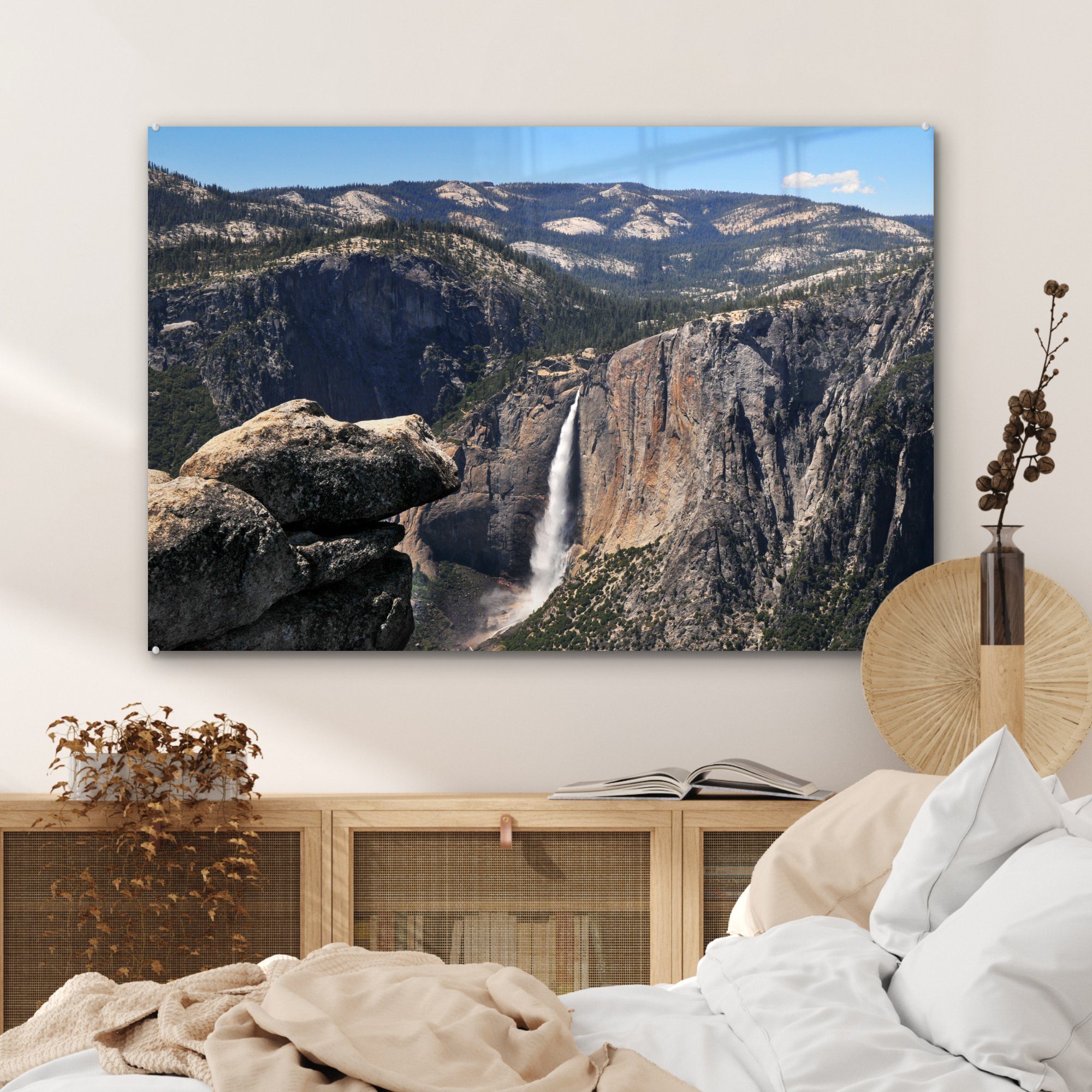 Wohnzimmer des im Luftbild Acrylglasbilder & MuchoWow Schlafzimmer Yosemite-Nationalpark, Wasserfalls (1 St), Acrylglasbild Ein