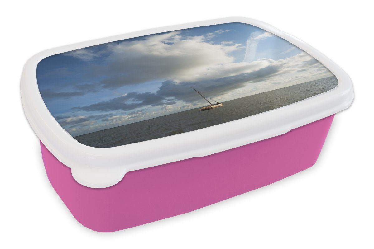 MuchoWow Lunchbox Ein Segelboot Snackbox, Wasser Kunststoff Brotbox Erwachsene, (2-tlg), Ameland, auf für Mädchen, vor Kunststoff, Kinder, dem rosa Brotdose