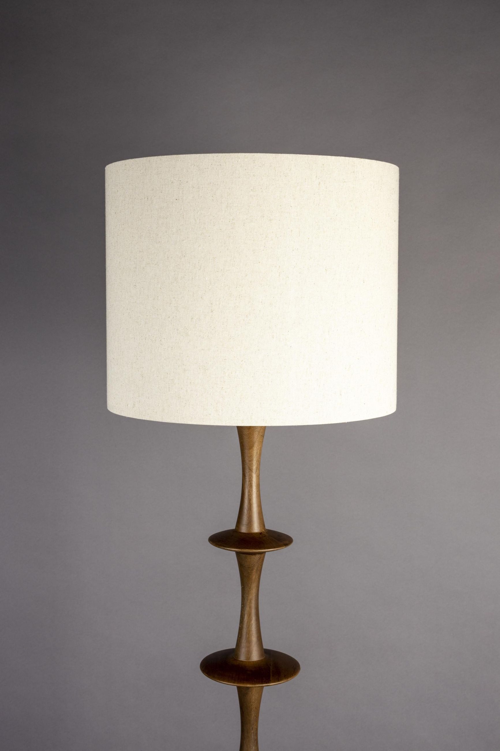 Dutchbone Stehlampe Stehlampe Cath Walnut Mid-Century Design aus Mangoholz, ohne Leuchtmittel