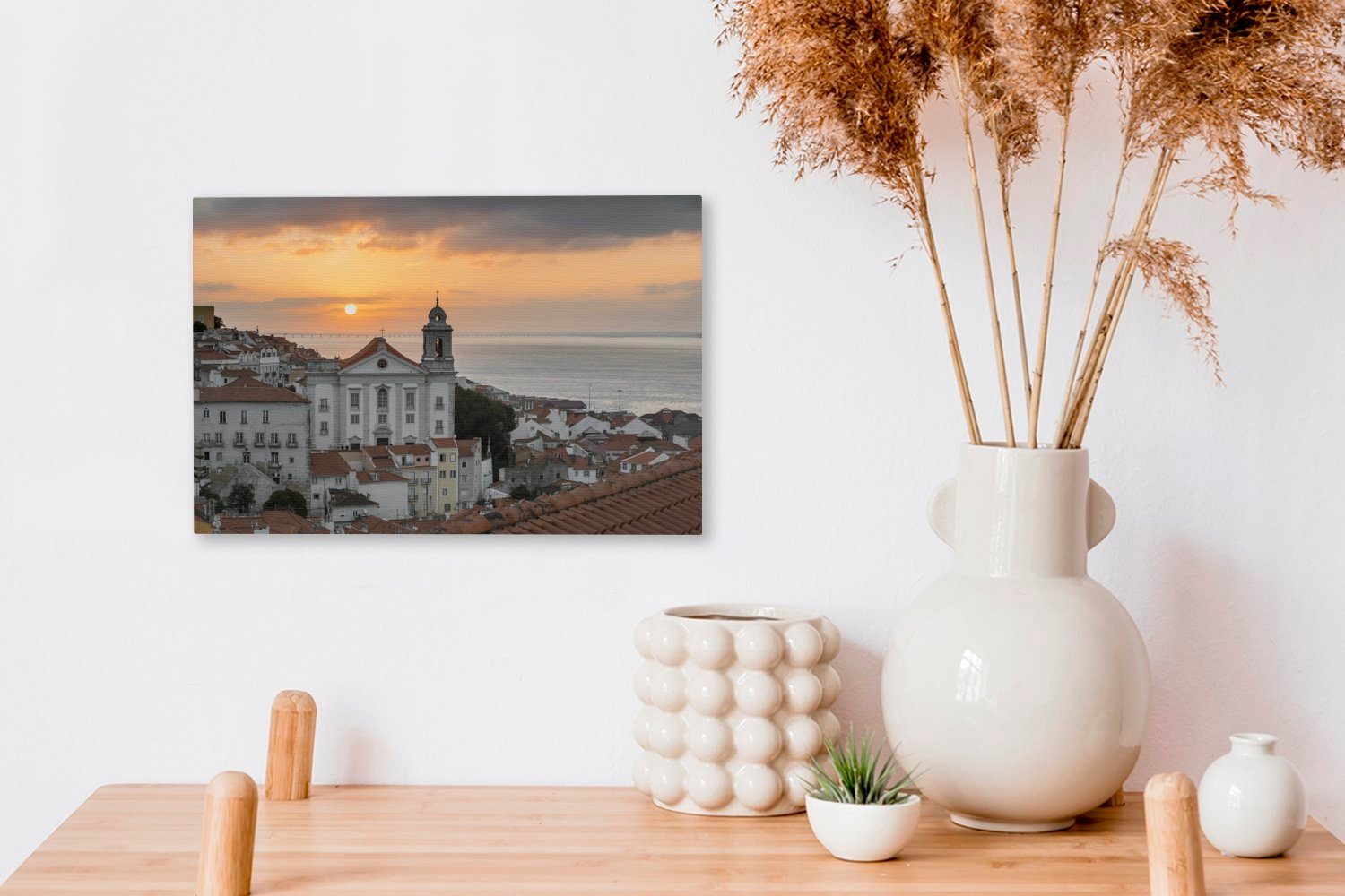 OneMillionCanvasses® Leinwandbild 30x20 Wandbild (1 Leinwandbilder, ältestes Sonnenaufgang bei cm in Lissabons St), Wanddeko, Viertel Aufhängefertig, Portugal