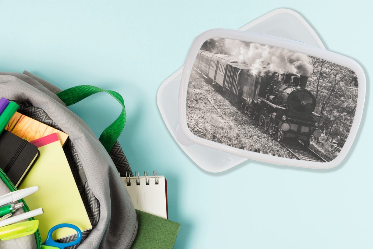 MuchoWow Lunchbox Schwarz-Weiß-Foto einer Dampflokomotive Brotdose, Mädchen inmitten Kunststoff, Jungs für (2-tlg), Kinder und für und Brotbox Wiesen, Erwachsene, der