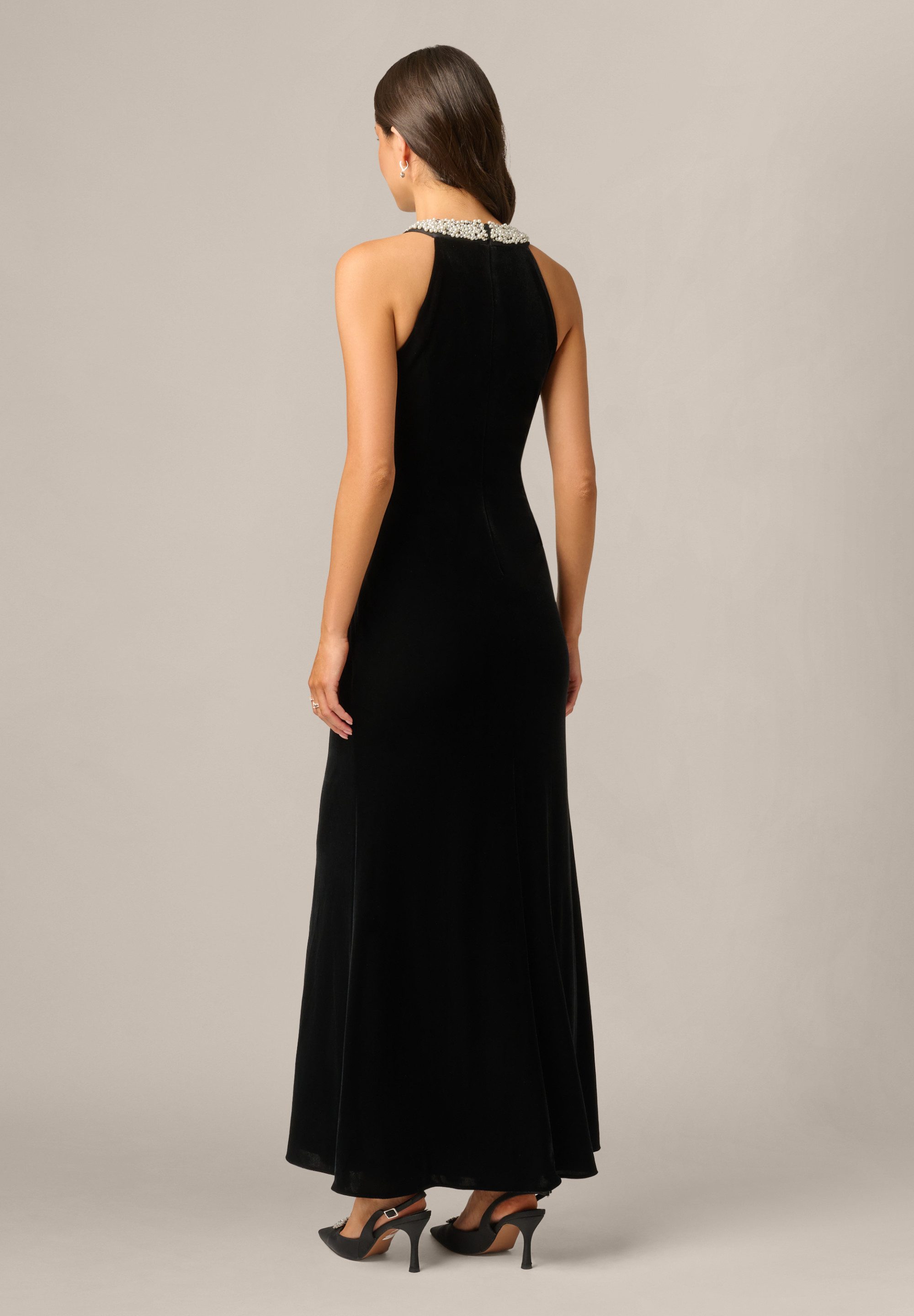 Adrianna Papell Abendkleid Beaded Halter Velvet Gown Ein klassisches Abendkleid aus Samt im Vintage-Glamour-Stil – Bild 4 von 5