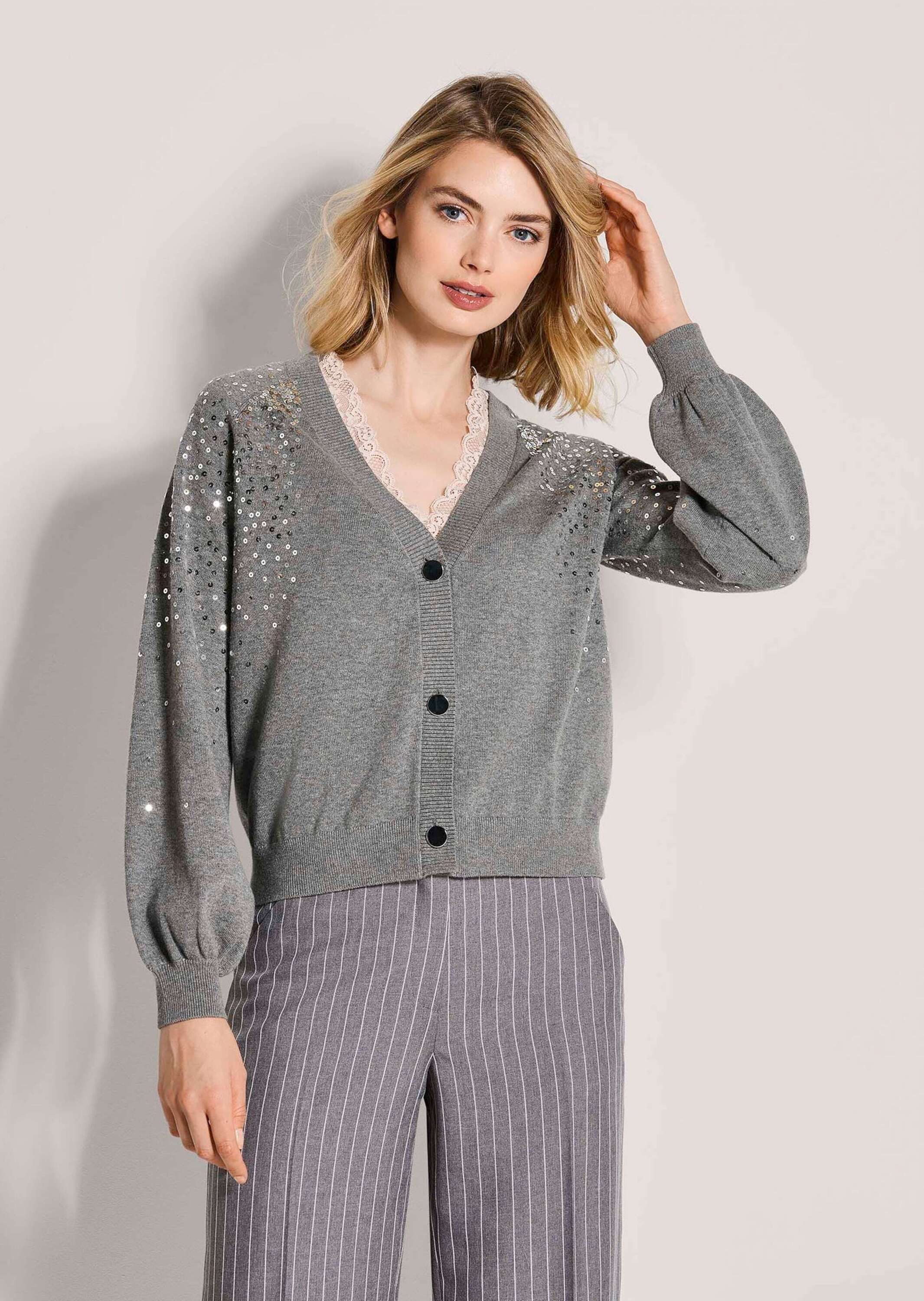 MADELEINE Strickjacke Elegante Feinstrickjacke mit V-Ausschnitt Glamouröse Strickjacke mit Ballonärmeln und Pailletten, Knopfleiste