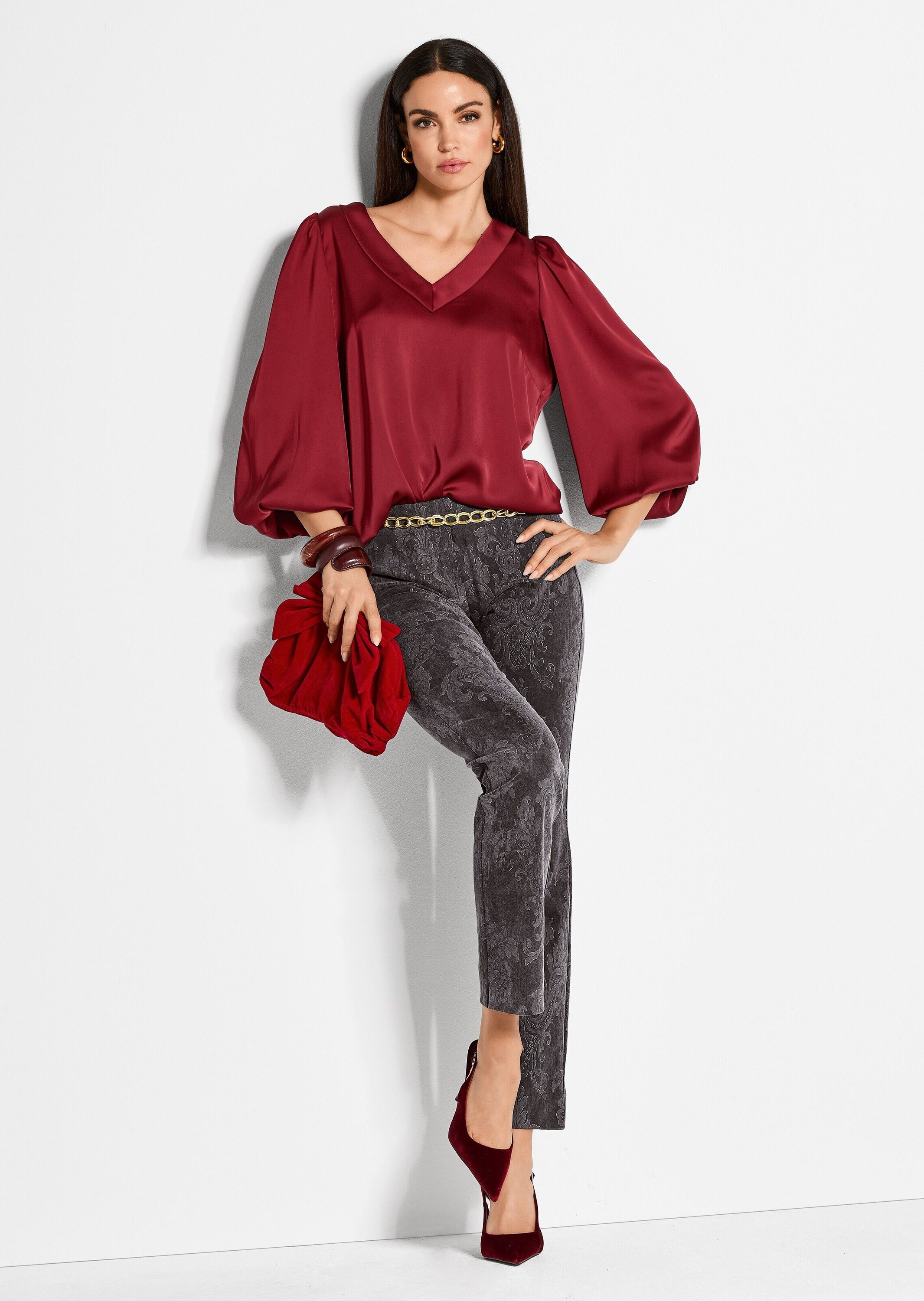 MADELEINE Langarmbluse Elegante Bluse mit V-Ausschnitt Satin-Glanz, V-Ausschnitt und lange Ärmel