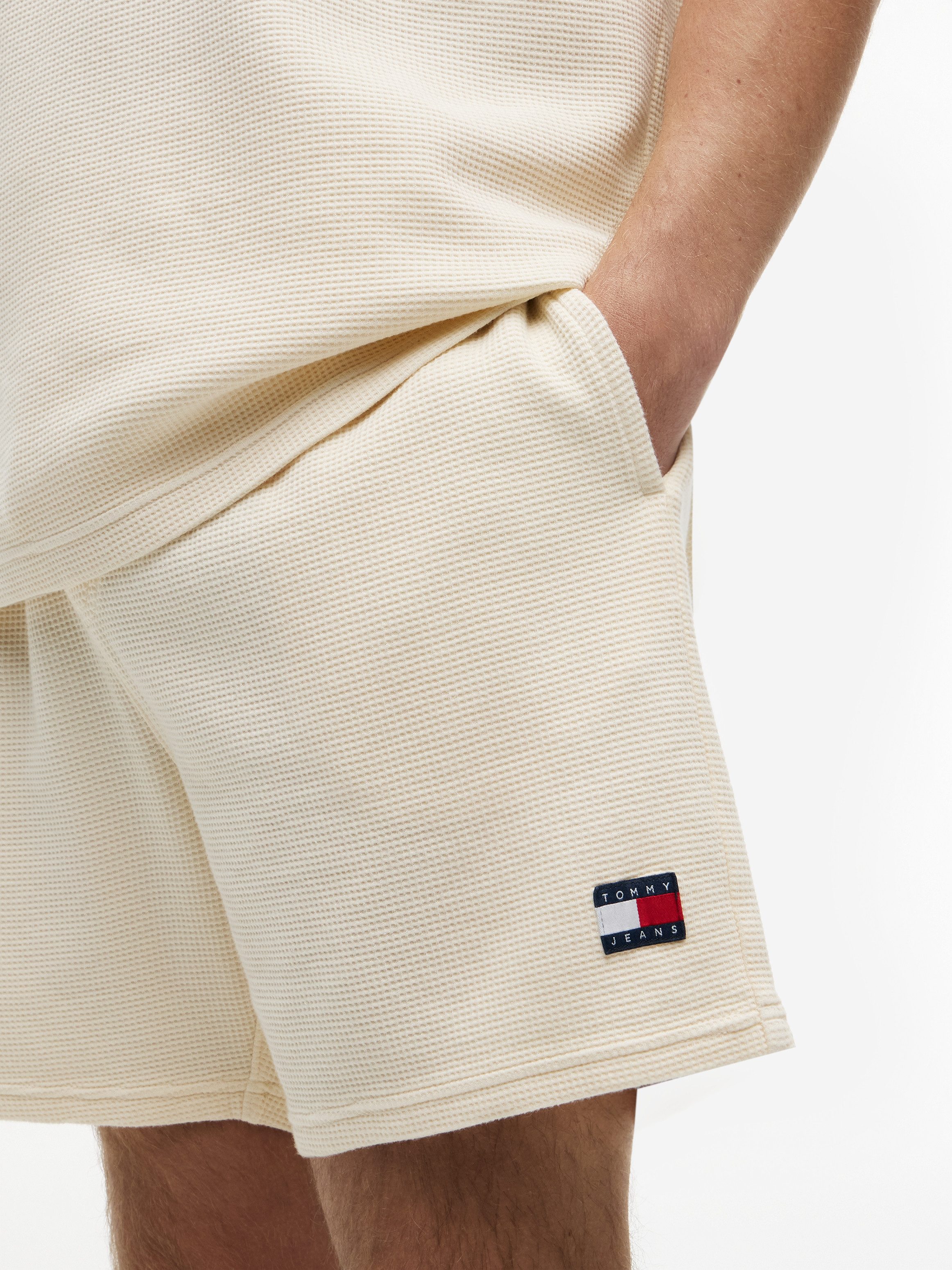 Tommy Jeans Sweatshorts TJM WASHED WAFFLE BEACH SHORT aus Waffelstrick und elastischem Bund